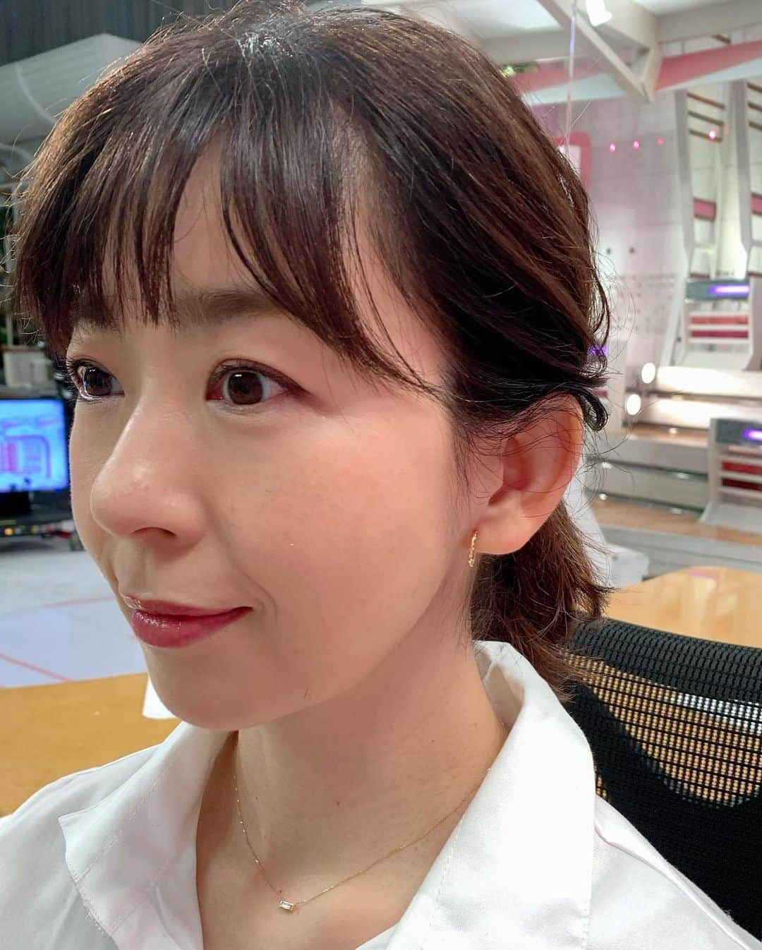 松尾由美子さんのインスタグラム写真 - (松尾由美子Instagram)「ご覧いただき、 ありがとうございました。 今朝は寒さで目が覚めて 朝ラーメンしました🍜 皆さまも体が冷えないように 温かいものを食べてお過ごしくださいね。  そして気象予報士の今村さんからいただいた季節の和菓子😍 子供と2人で美味しくいただきました。  シャツ、スカート NARACAMICIE @naracamicie_jp  アクセサリー sowi @sowi_jewelry  レトロエレガントコーデ。 スタンドカラーの襟がしっかりしているので、レースでも甘すぎすシャープに着れます。 水色のスカートと合わせて爽やかに。  #松尾由美子 #松尾と服 #夕方ニュース #スーパーJチャンネル #Jチャン #おばけさん #和菓子」10月27日 19時28分 - yumikomatsuo5