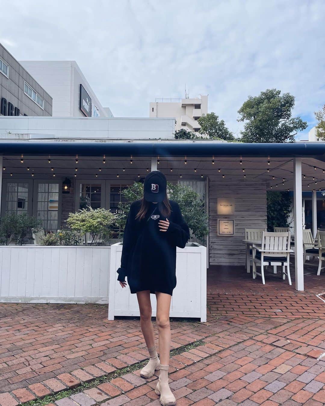 manaのインスタグラム：「日常コーデ🔗  セーターと、靴はバレンシアガ お気に入り🖤  このシリーズの靴は4足目。笑 マジで履きやすい歩きやすい。笑  #balenciaga  #秋コーデ」