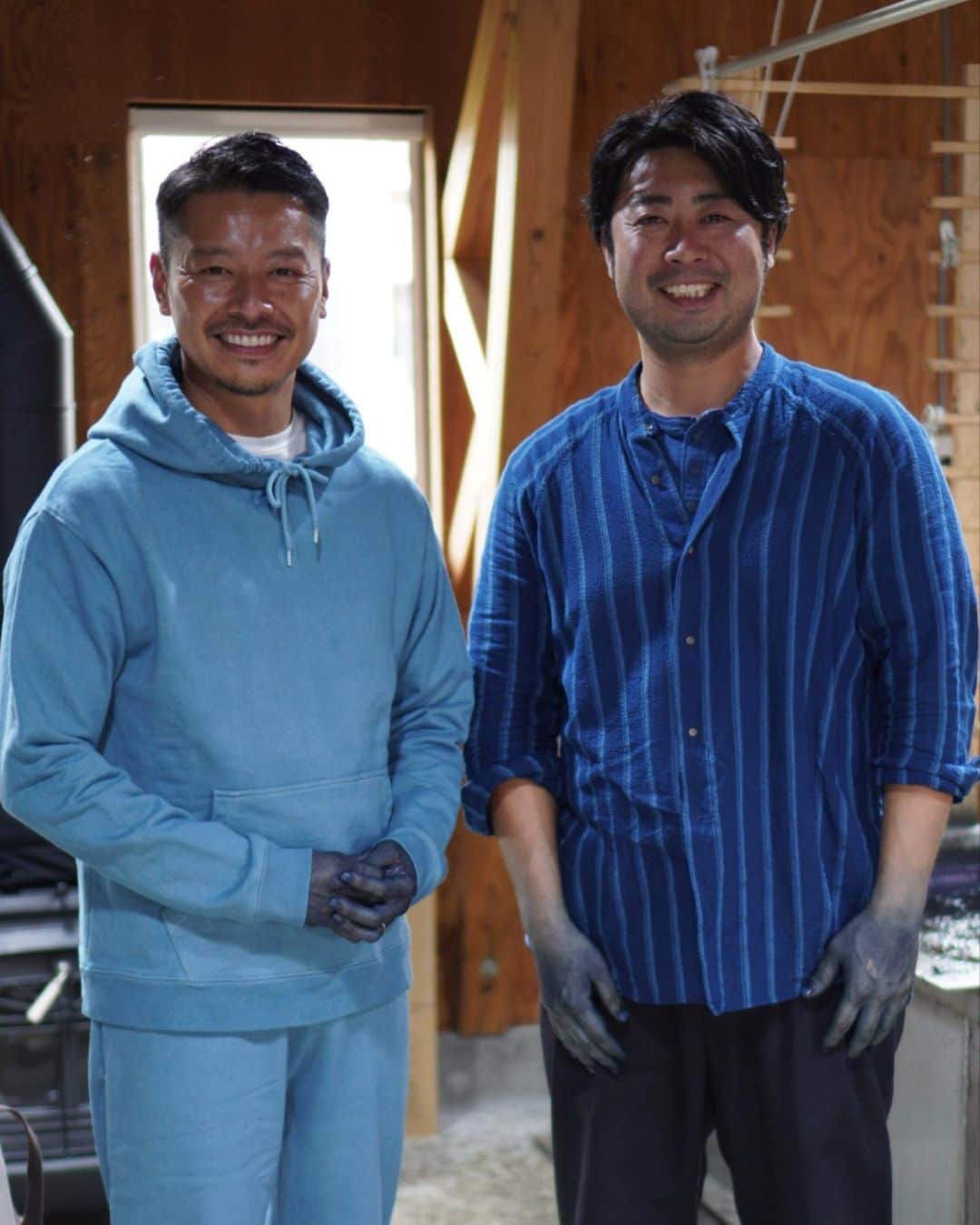 高田朋佳のインスタグラム：「藍染を追って徳島へ。 日本の藍染の最高峰、Watanabe’sさんは藍の栽培・収穫・乾燥・発酵(蒅(ｽｸﾓ)造り)から染色液の仕込み、染色まで全てを手掛けています。  驚かされたのは藍は生き物だと言うこと。 土を育てて蓼藍を育て、乾燥葉を発酵させて蒅にする、その蒅を自然のものから作られる染色液と混ぜ、発酵菌を育てる。そして色を載せ酸素と反応をさせる。唯一酸素が存在する地球にしか出来ない染色技法。藍は地球の色。 繊維に纏った藍は1000年生き続ける。 最後は土に帰る循環も美しい。 これこそサスティナブル。 日々藍と向き合っているWatanabe’s さんだからこそ成せる業。 もっとみんなに知って欲しい。染色の前にある凄まじい時間と努力と労力を。自然と共に歩む日本のものづくりの最高峰を。 最高です。 お忙しい中色々教えて頂きありがとうございます。  @watanabes_japan  #watanabes #藍染 #madeinjapan #日本の匠 #侘び寂び #天然灰汁発酵建て」
