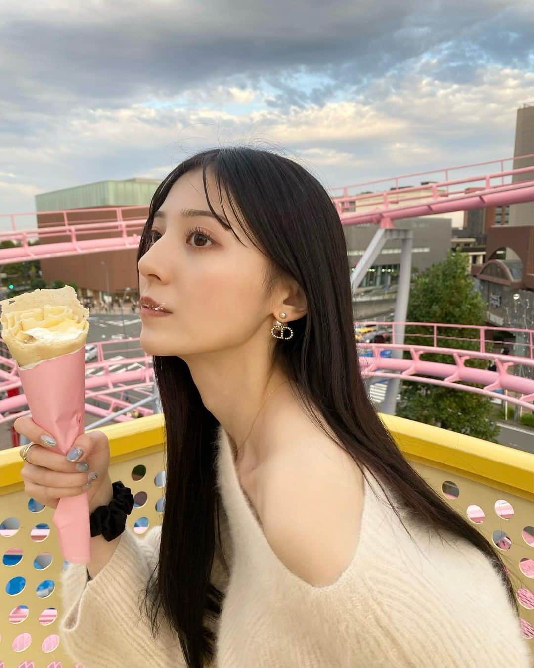 吉井美優のインスタグラム：「. クレープにはアイス入れるのがスキです  🍨🥛  先日ラストライブに向けてエクステの付け替え 有難う御座いました 💌 @tlonysta_hori」