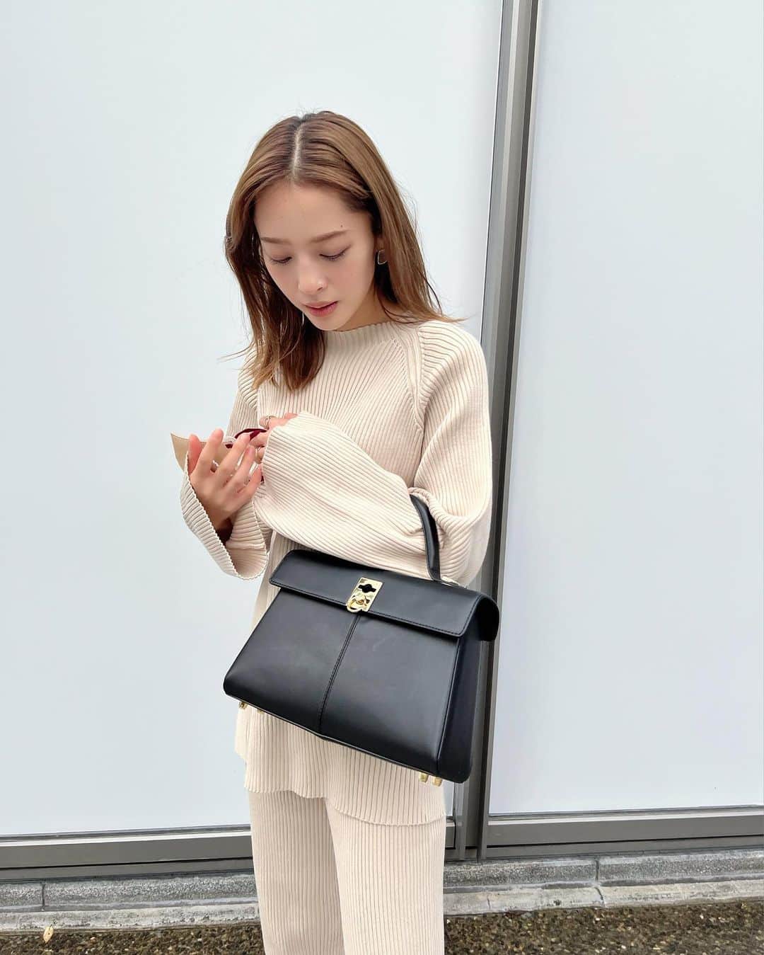 神部美咲のインスタグラム：「💼🖤 @cafune.official   #じんぶ私服  #cafune #bag #PR  #セットアップ」