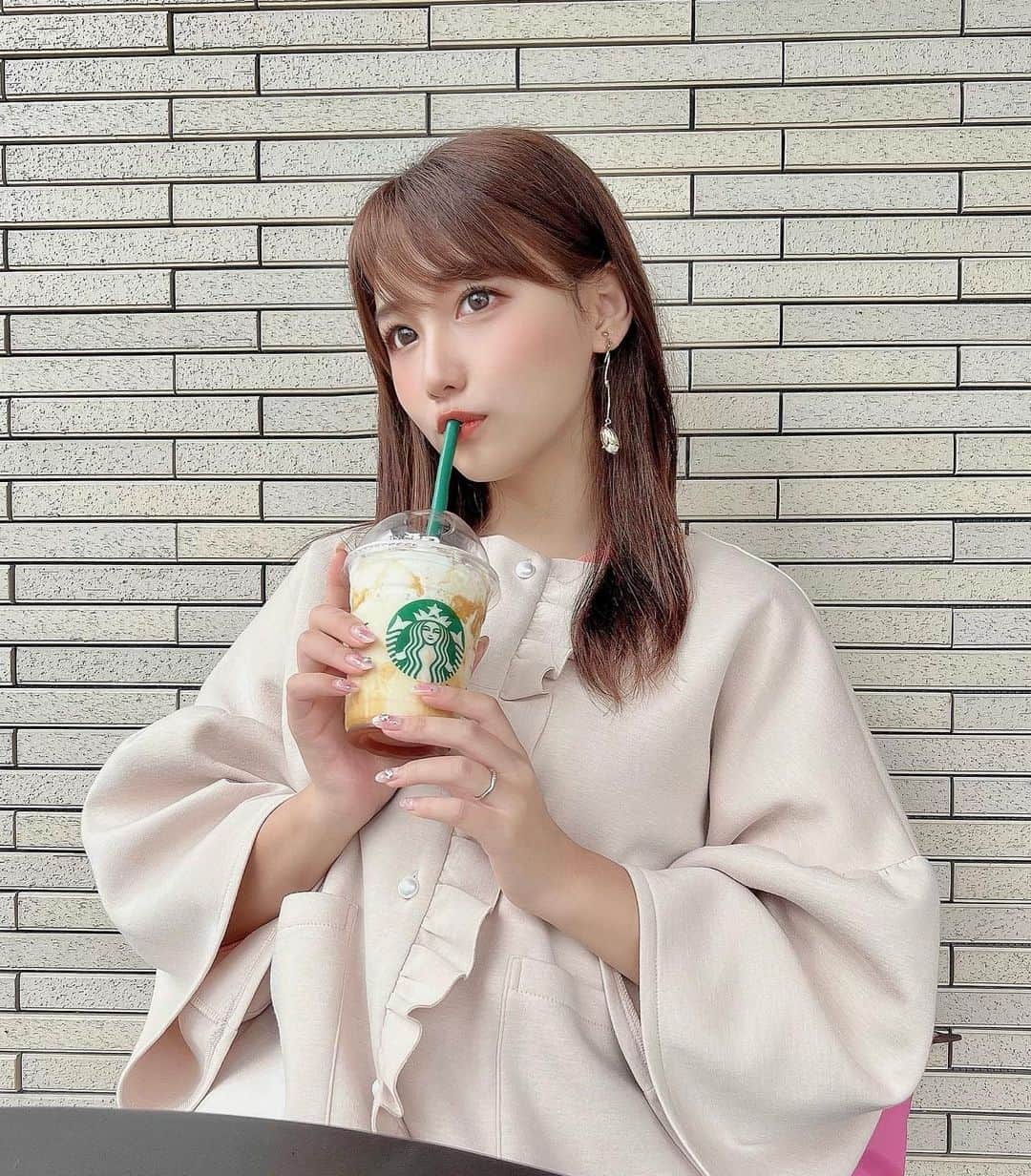 加藤里奈さんのインスタグラム写真 - (加藤里奈Instagram)「⋆  フラペチーノ好きだけどもう寒くて飲めない🥲 りほとスタバ行くとおすすめカスタマイズいろいろあって 最近よく行ってる〜✌🏻  この日きてるコートは 新しくゲットしました❤︎  @joint_space オープンした、NEW Brand @lieulien_lul  のです！🥰  #joint_space #lieulien #ootd #fashion #instafood #instagram  #hairstyle #outfit #code #instafashion  #ファッション #撮影 #ヘアスタイル #ヘア  #コーディネート #コーデ #今日の服」10月27日 20時32分 - katoco0326