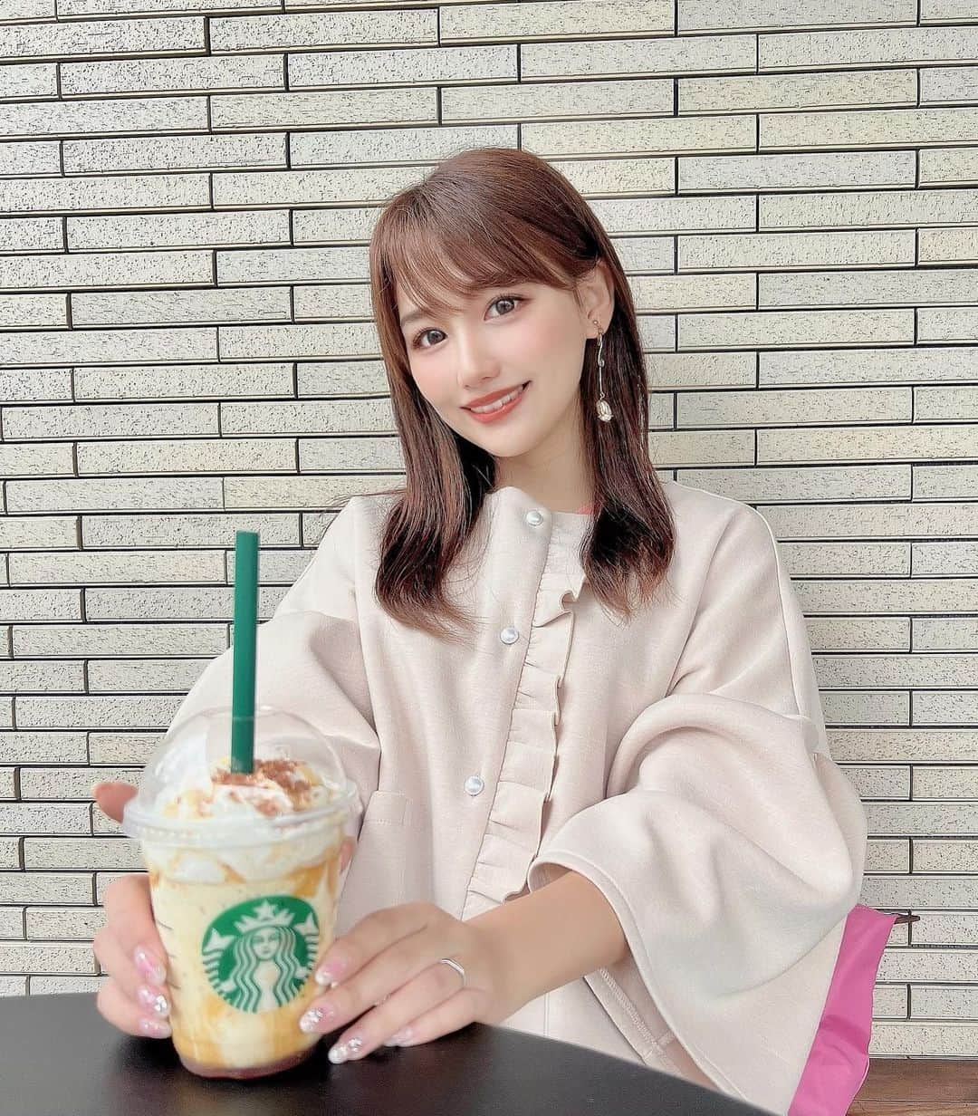 加藤里奈さんのインスタグラム写真 - (加藤里奈Instagram)「⋆  フラペチーノ好きだけどもう寒くて飲めない🥲 りほとスタバ行くとおすすめカスタマイズいろいろあって 最近よく行ってる〜✌🏻  この日きてるコートは 新しくゲットしました❤︎  @joint_space オープンした、NEW Brand @lieulien_lul  のです！🥰  #joint_space #lieulien #ootd #fashion #instafood #instagram  #hairstyle #outfit #code #instafashion  #ファッション #撮影 #ヘアスタイル #ヘア  #コーディネート #コーデ #今日の服」10月27日 20時32分 - katoco0326