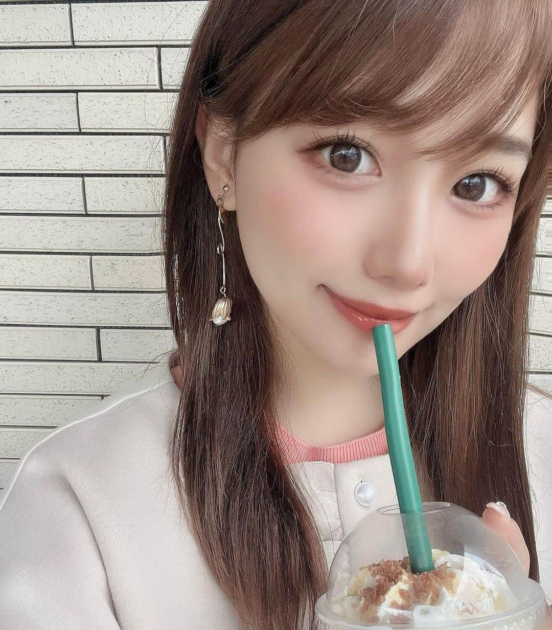 加藤里奈さんのインスタグラム写真 - (加藤里奈Instagram)「⋆  フラペチーノ好きだけどもう寒くて飲めない🥲 りほとスタバ行くとおすすめカスタマイズいろいろあって 最近よく行ってる〜✌🏻  この日きてるコートは 新しくゲットしました❤︎  @joint_space オープンした、NEW Brand @lieulien_lul  のです！🥰  #joint_space #lieulien #ootd #fashion #instafood #instagram  #hairstyle #outfit #code #instafashion  #ファッション #撮影 #ヘアスタイル #ヘア  #コーディネート #コーデ #今日の服」10月27日 20時32分 - katoco0326