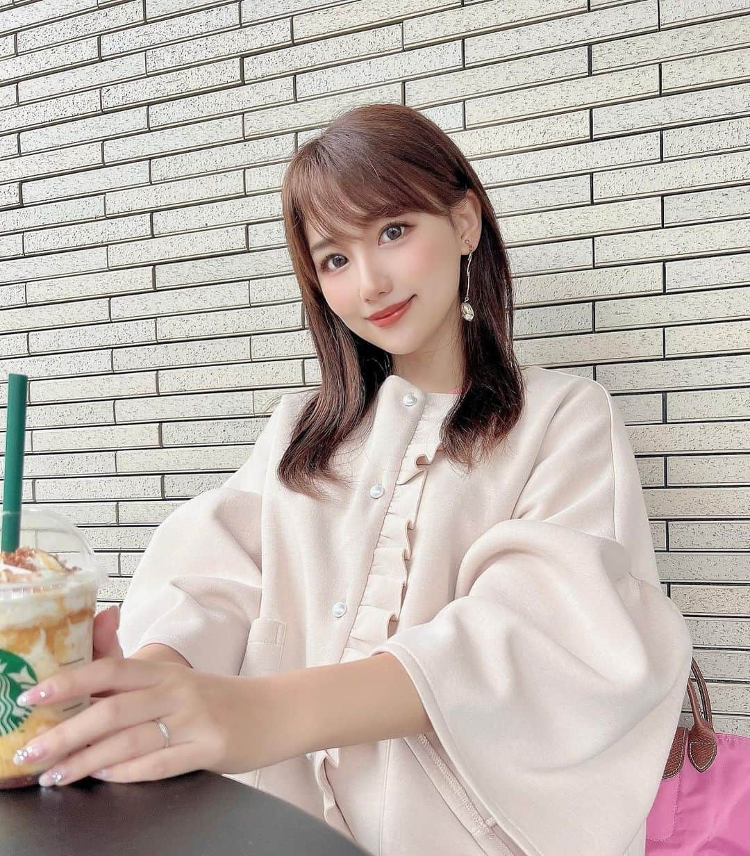 加藤里奈さんのインスタグラム写真 - (加藤里奈Instagram)「⋆  フラペチーノ好きだけどもう寒くて飲めない🥲 りほとスタバ行くとおすすめカスタマイズいろいろあって 最近よく行ってる〜✌🏻  この日きてるコートは 新しくゲットしました❤︎  @joint_space オープンした、NEW Brand @lieulien_lul  のです！🥰  #joint_space #lieulien #ootd #fashion #instafood #instagram  #hairstyle #outfit #code #instafashion  #ファッション #撮影 #ヘアスタイル #ヘア  #コーディネート #コーデ #今日の服」10月27日 20時32分 - katoco0326