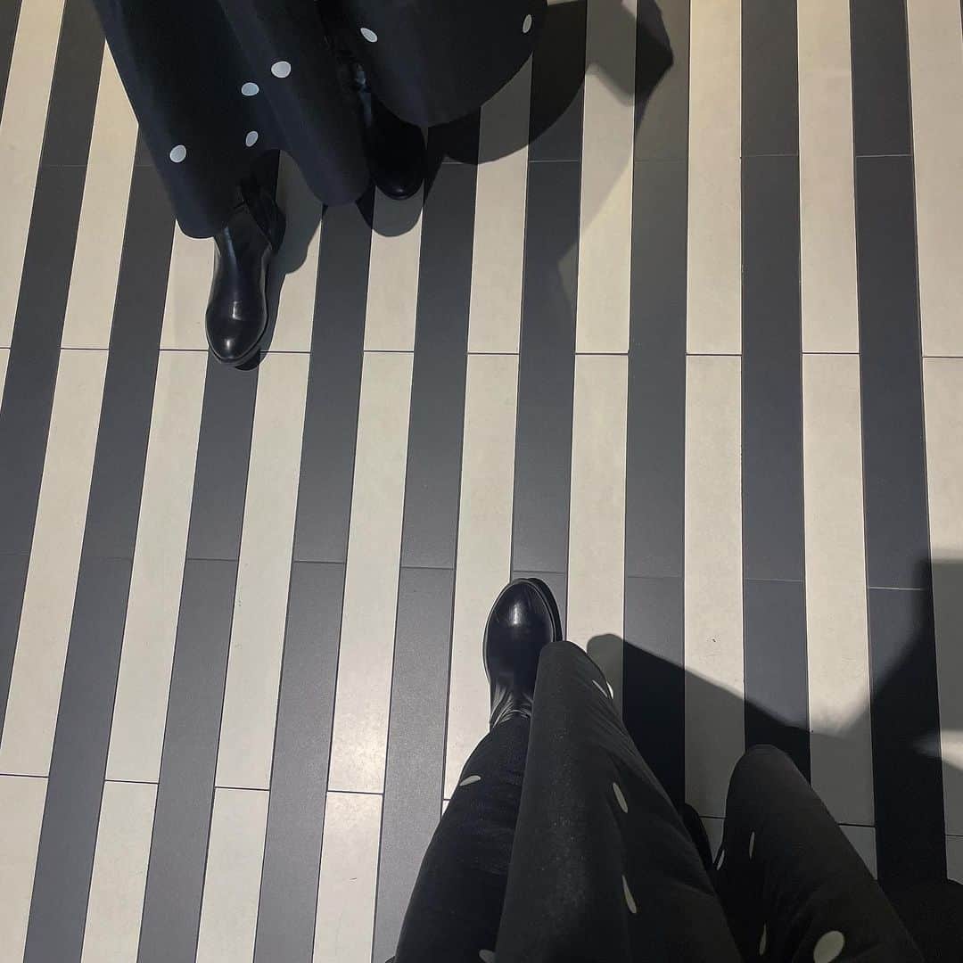 のインスタグラム：「発売致しました✔︎  HIAND初期からご覧頂いている方は分かると思うのですが私自身Dotが大好きで今まで様々なアイテムを発売してきました！  今回発売のスカートはベストな生地に出逢えたところからスタートしました！とてもハリのある上質な日本の生地でDotの間隔も甘すぎず品良くお召し頂けます🤍  良い生地に出逢えたからこそ贅沢に生地を使い何度もサンプルを製作し日本の工場で大切に生産致しました。  季節を問わず年中、そしてこの先も是非大切にご愛用ください…🖤  また本日はお問い合わせを沢山頂きましたブーツのご予約も開始致しましたのでご覧くださいませ🫶🏻  #HIAND#ハイアンド」