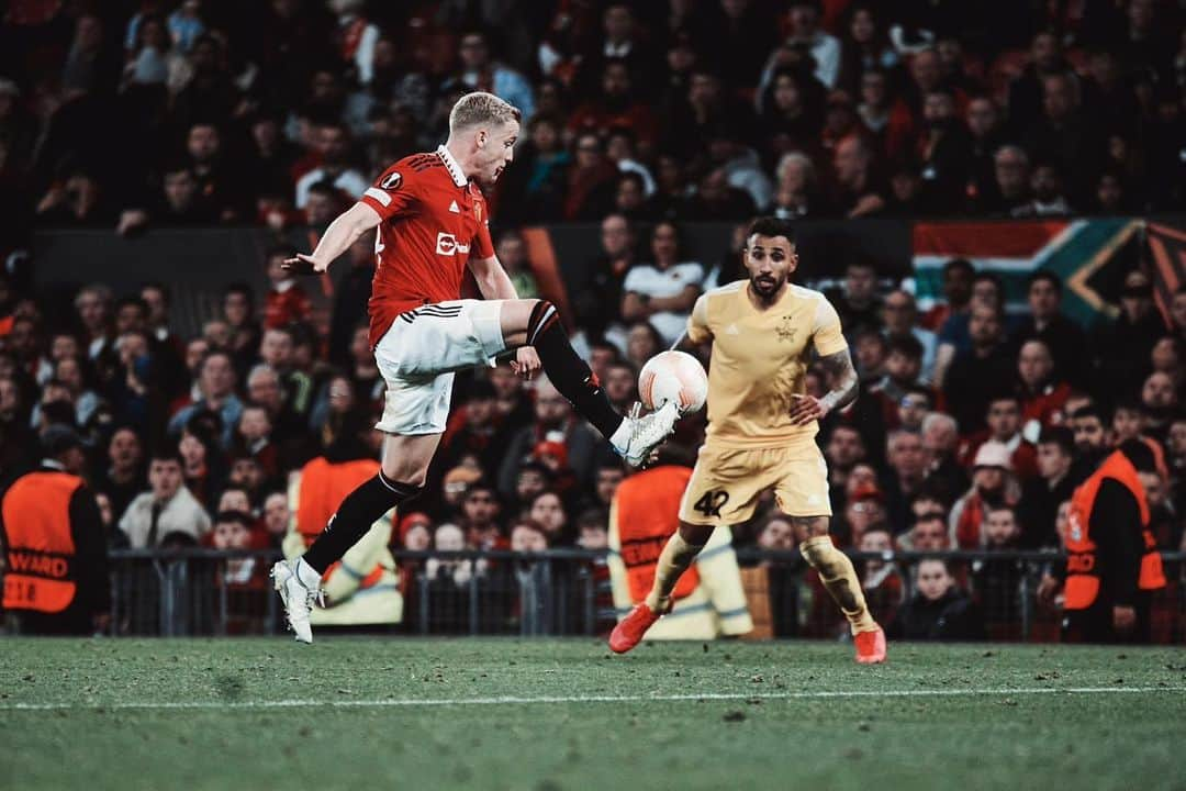 ドニー・ファン・デ・ベークのインスタグラム：「Feels good to be back and to play in front of the Stretford End again ♥️💪🏼」