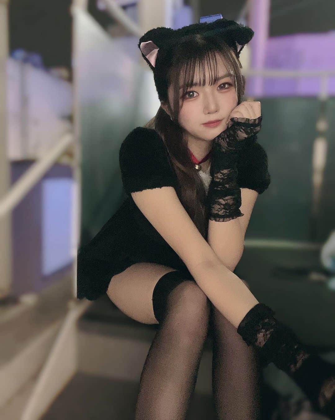 月愛きららのインスタグラム：「🐈‍⬛🐈‍⬛🐈‍⬛✨  飼うなら毎日なでなでして欲しいこれは絶対条件です❕  #halloween #ハロウィンコスプレ #黒猫 #cat #halloweencostume #脚フェチ」