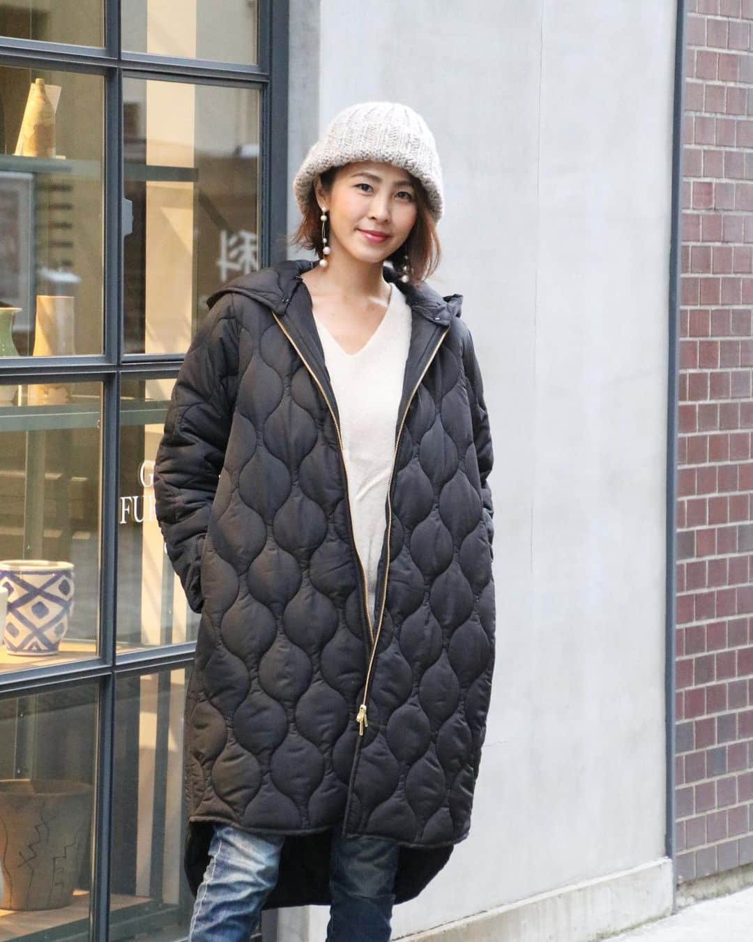 のインスタグラム：「おはよー  防寒して福島行ってきます！ 会津若松へGo!🚅  このキルティングコートすごい暖かいの。 中のボアも、フードも取り外せるし、 撥水防汚加工だから野球観戦に すごい重宝してるところ。 ニット帽は手編み🧶  コート @styledoor_official  ブーツ @uggjapan ピアス @merrymerry_2010」