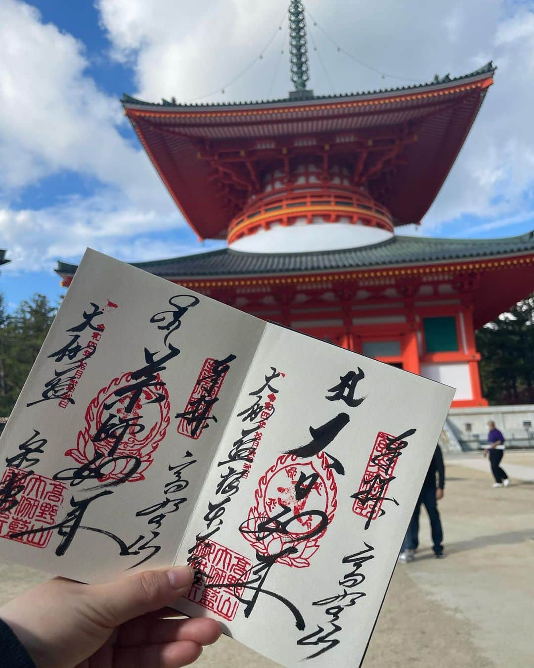 西野瑠奈のインスタグラム：「金剛峯寺御朱印  しぶかっこいい！！ 達筆！  金剛峯寺すごく素敵だった！ お坊さんの行列が近くを通って カッコよく凛としてて 興奮しました😌💗煩悩   #高野山 #金剛峯寺 #御朱印 #御朱印ガール  #御朱印スタグラム  #御朱印好きな人と繋がりたい  #御朱印帳ゲット  #御朱印女子  #御朱印集めてる人と繋がりたい  #御朱印好き  #御朱印部  #和歌山 #寺 #」