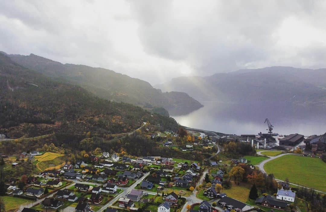 スルギのインスタグラム：「‘Heaven Knows’ 🕊️  Drone shoot 📸: Christian Ardie Dawal  #dji  #naturephotography  #drone  #norway  #europe  #photography  #mini2  #mavic3  #art」