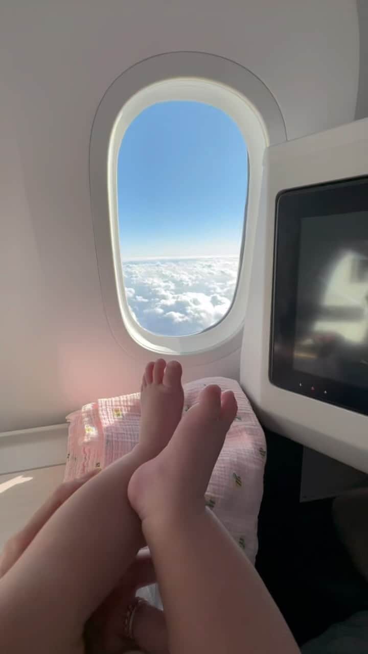 里海のインスタグラム：「He loves to travel with airweave🛏#cutebabyreels #babytravel #airweave」