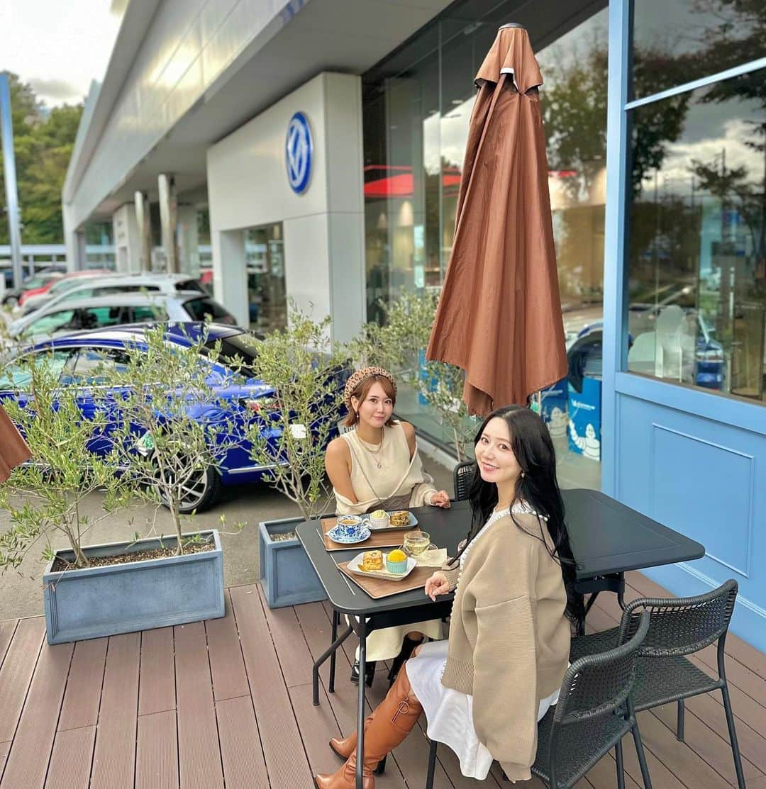 安藤まいのインスタグラム：「今月もあこちゃんとカフェ活☕️  西区小戸にあるCAFE BLEE BEE🐝 フォルクスワーゲン福岡マリーナ店に併設して作られたカフェだから奥にワーゲンのマークが入るの🥺 テラス席にオリーブが育てられててめちゃ映えな感じだった👏  白砂糖不使用のスコーンが食べれて、セットでVITOのジェラートもつけれて美味しかった〜☺️ 輸入車ディーラーさんって中々入りづらいけど、カフェの方なら入りやすいし、店内は繋がってるから車も見れるしワーゲングッズも買えるのが良い🥺💕 ワーゲンベア可愛いんよねぇ...🐻  こっちの方も可愛いカフェ多いから進出しなきゃ🐻  #福岡カフェ#福岡西区カフェ#福岡映えカフェ#カフェ活#女子会#博多女子#福岡モデル#福岡#博多#フォルクスワーゲン#ワーゲンベア#スコーン#グルテンフリーカフェ#スコーン専門店#福岡スコーン #cafebulebee#fukuokacafe#japanesegirl#japanesegirlspic」