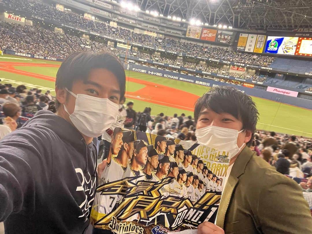 北條瑛祐のインスタグラム：「⚾️  日本シリーズ第5戦を観に行ってきました！ 試合前から京セラドームが盛り上がっていて、いるだけで笑顔になりました😊  試合は9回二死から吉田正尚選手のサヨナラアーチで決着！ あんなに美しく最高なホームランを現地観戦できて幸せです☺️  いろいろと詰まった9イニングは、本当に選手全員で勝ち取った1勝でした👏 客席で観る野球はやっぱり素敵ですね！ 頑張れあと2勝！！  #日本シリーズ #第5戦  #オリックスバファローズ #bs2022  #京セラドーム  #おりほー  #JAMメンバーも観戦してました #福井治人アナウンサー  #女と男  #みんなで勝利を観られて嬉しさ倍増」