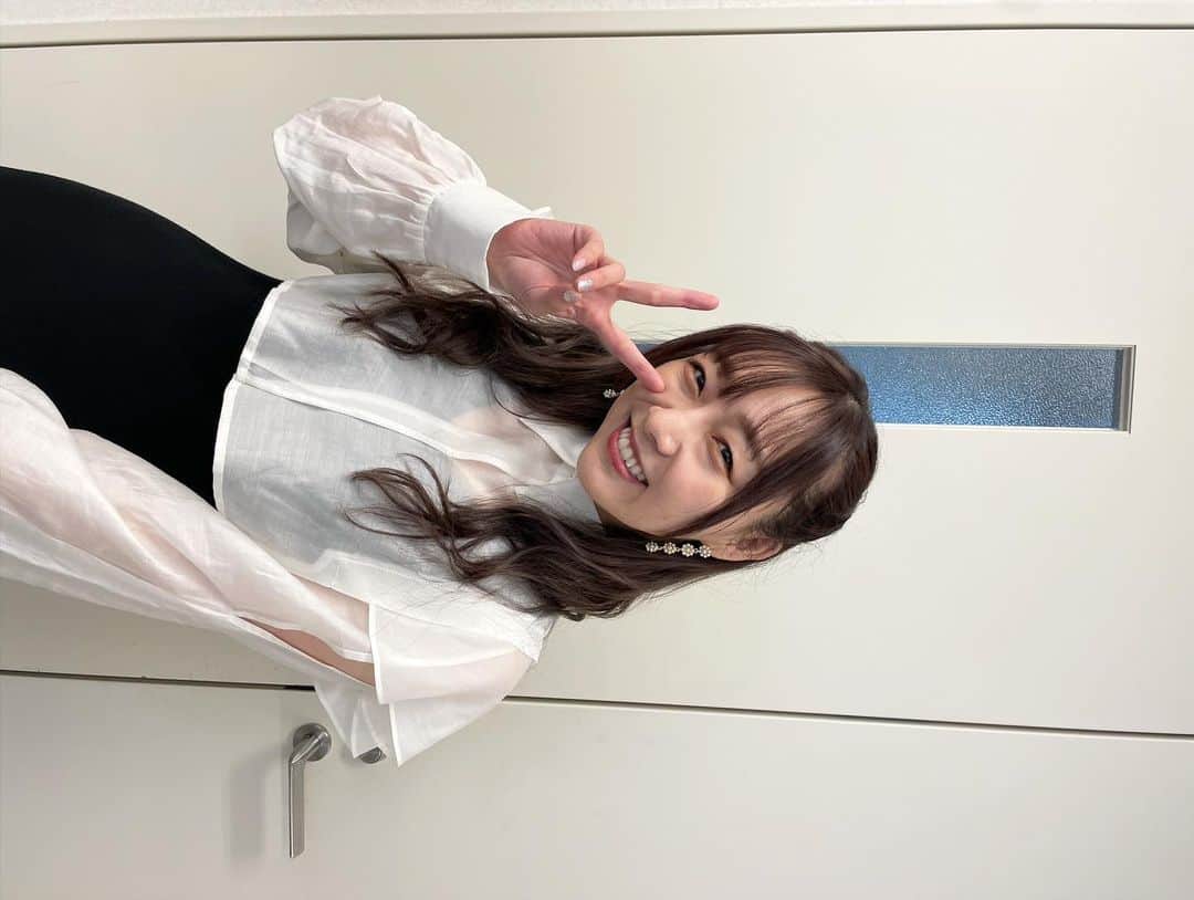 須田亜香里さんのインスタグラム写真 - (須田亜香里Instagram)「SKE48の須田亜香里としては最後のドデスカ。 （次の出演は11月3日） 当初コメンテーターとして不慣れなアイドルの私を使ってくださった勇気ある地元の朝の番組。 地元での総選挙開催時もたくさん背中を押していただきましたし、何年経ってもたくさんのことを学ばせていただくきっかけをくださる温かな番組。本当に感謝しています。  竹田アナが、番組エンディングでサラリと11月1日の卒業公演へのエールをくれて、BGMも私のセンター曲のソーユートコあるよね？が流れるサプライズ。  感激しながらコメント言おうとしたらフロアDさんが番組終了までのカウントダウンを指でやっててめちゃくちゃ焦りました🤣❤️ ドデスカLOVEです🫶 卒業後も東海地方の朝にテレビからパワーを届けられる喜びを噛み締めて頑張りますので、よろしくお願い致します✨  本番終了後はお誕生日もお祝いしていただきました🥹 ありがとうございます！  メ〜テレ #ドデスカ 木曜コメンテーター須田亜香里」10月28日 0時19分 - akarisuda