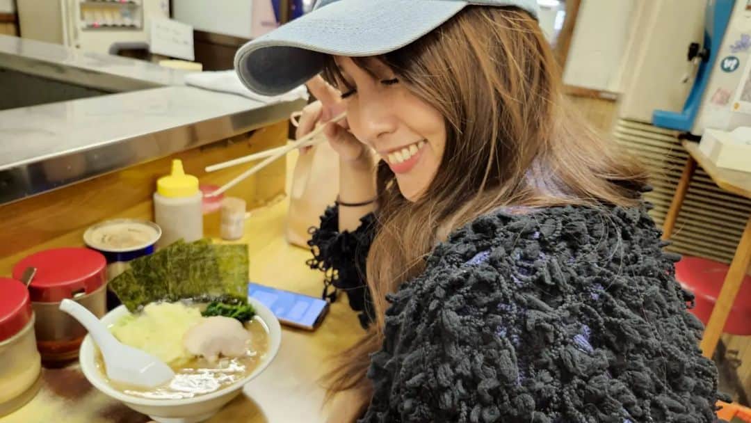 日里麻美のインスタグラム：「* ラーメンを主張  野球イベントを見終わったあとは ラーメンへ  ラーメン美味しい言いながら食べてて 私、昔食べた家系ラーメンが美味しくなさすぎて家系ラーメンと魚介強め出汁ラーメン苦手なんだよなーって話をしてたら 友人が少し間をおいて 「日里さん、ここ思いっきり家系ラーメンですよ」  、、、えーっ！！家系ラーメン美味しいじゃーーーーん♥♥ * *  【販売中】 💠抑えきれない胸の鼓動　DVD & Blu-ray Amazonなどで購入できます 💠グラビア学園　グラビア動画&デジタル写真集　Amazon、DMMで購入できます  【TV、Web】 💠さまぁ～ずチャンネル　『訳あり女』  💠YouTube　『ひさっちゃんねる』で検索  💠橋上秀樹アナライズTV アシスタントMC  💠チョコブラABEMA限定動画  💠Abema「BAZOOKA!!!」#12  【イベント】 💠10/30  後日詳細 💠11/7  まーすた王子ゲスト🀄 💠11/21  まーすた下北沢ゲスト🀄  * * * #家系ラーメン」