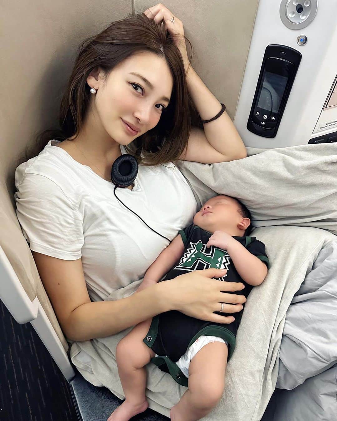 里海のインスタグラム：「✈️彼の初の飛行機 @airweave がお気に入りの模様でした とっても気持ち良さそうに 寝てました😌 おうちにも欲しいです✨」