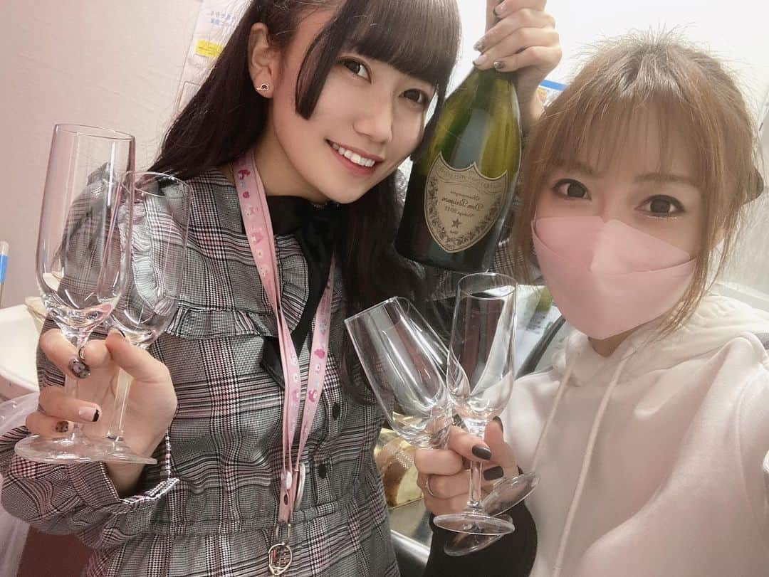 瀬名あゆむさんのインスタグラム写真 - (瀬名あゆむInstagram)「ごちそうさまでした🍾💕 2日間LIVEお疲れ様でした🎤 （まるで私が出たみたいな言い方笑）  #コンカフェ #アイドル #2ねん8くみ #2ねん8くみ札幌校 #ノルベサ #あいどるかふぇ2ねん8くみ #ふぁんしーどりーみー #ふぁんどり #ライブ」10月28日 0時33分 - sena_ayumu