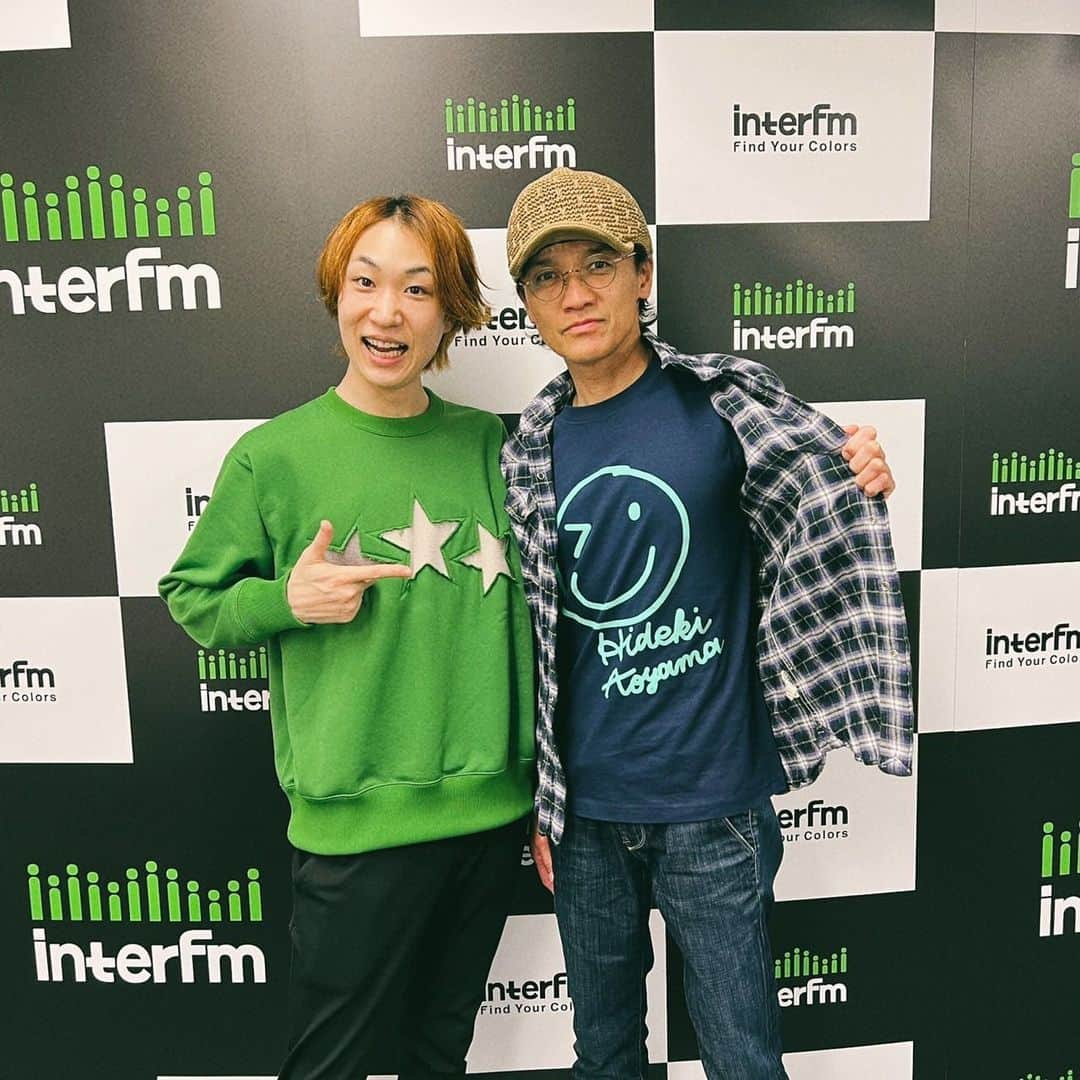 成田昭次のインスタグラム：「📻✨✨  レギュラーラジオ番組【TOKYO MUSIC SHOW】ありがとうございました😊 ダブルDJを務めるryoちゃんはリハーサルの為、リモートでの参加となりました 初めは緊張でカミカミでしたが、成田商事の技術担当:青山英樹君も応援に駆けつけてくれたので3人で賑やかにお届けする事ができました interFMカラーの英樹君、さすが映えますね  ラジオでもお伝えしましたが、10/26より成田商事ミニアルバム「ボストンバッグ」が配信中です 代表曲の「ボストンバッグ」は成田昭次オフィシャルYoutubeチャンネルでMVも公開しています そして来月からは『ボストンバッグツアー』が始まります 11月  1日(火)＠愛知・Zepp Nagoya 11月13日(日)＠大阪・Zepp Osaka Bayside 11月16日(水)＠東京・豊洲PIT 11月17日(木)＠東京・豊洲PIT 大阪、東京はチケット販売中ですので、ぜひぜひ社内研修にご参加下さい！  ラジオ、来週もryoちゃんが不在という事なので誰か助けに来て下さい〜  #TOKYOMUSICSHOW #リトルブラックドレス #tms897 #成田商事 #青山英樹」