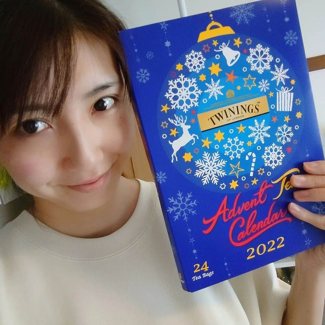 足立玲菜のインスタグラム：「アドベントカレンダーが気になる季節🎄TWININGS（@twinings.japan ）の出てたからget😊お手頃で可愛いよ😍 あれ？ちょっと高くなってる🤔  ☕トワイニング アドベント TEAカレンダー 2022年 (24バッグ入) amzn.asia/d/b54dQE4  そして、ウィッタード（@whittardofchelsea1886 ）のホットチョコレートのアドベントカレンダーが可愛いんだよ〜😍 ウィッタードのホットチョコ好きだからめちゃくちゃ惹かれてしまう🍫😍🍫 クリスマス感あってわくわくするね😊  . . . #アドベントカレンダー #アドベントカレンダー2022 #xmas #クリスマスといえば #可愛い #ホットチョコレート #紅茶大好き #teatime」