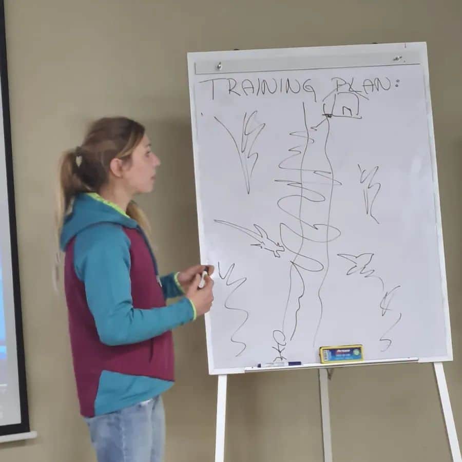ミナ・マルコヴィッチのインスタグラム：「Some impressions of an intense days at Climbing Conferenece, full of climbing workshops, lectures and talks from experts from diversity of all different fields.   #phisio #climbingtraining #routsetting #psychology #climbinglecutres #tehnique #warmup #injuries #streching #ectect  So much to hear and learn! 💞  Definitely an unique event, with so much knowledge and experiences on same place! Good energy and unfogottble moments ...   Thank you @escaladaymas for putting all the energy in the organization and bringing us on a board.🙌  I belive it was more than value experience for all the participants.   Also, BIG respect to @moralescorreajimmy for puting all the energy in the organization and his vison of bringing climbing in the area on higher level. Definitely way to go! 🚀  #weareclimbers #foryourmountain #climbingconference #climbskinfamily @lasportivagram @postanivojak @climbskinspain」