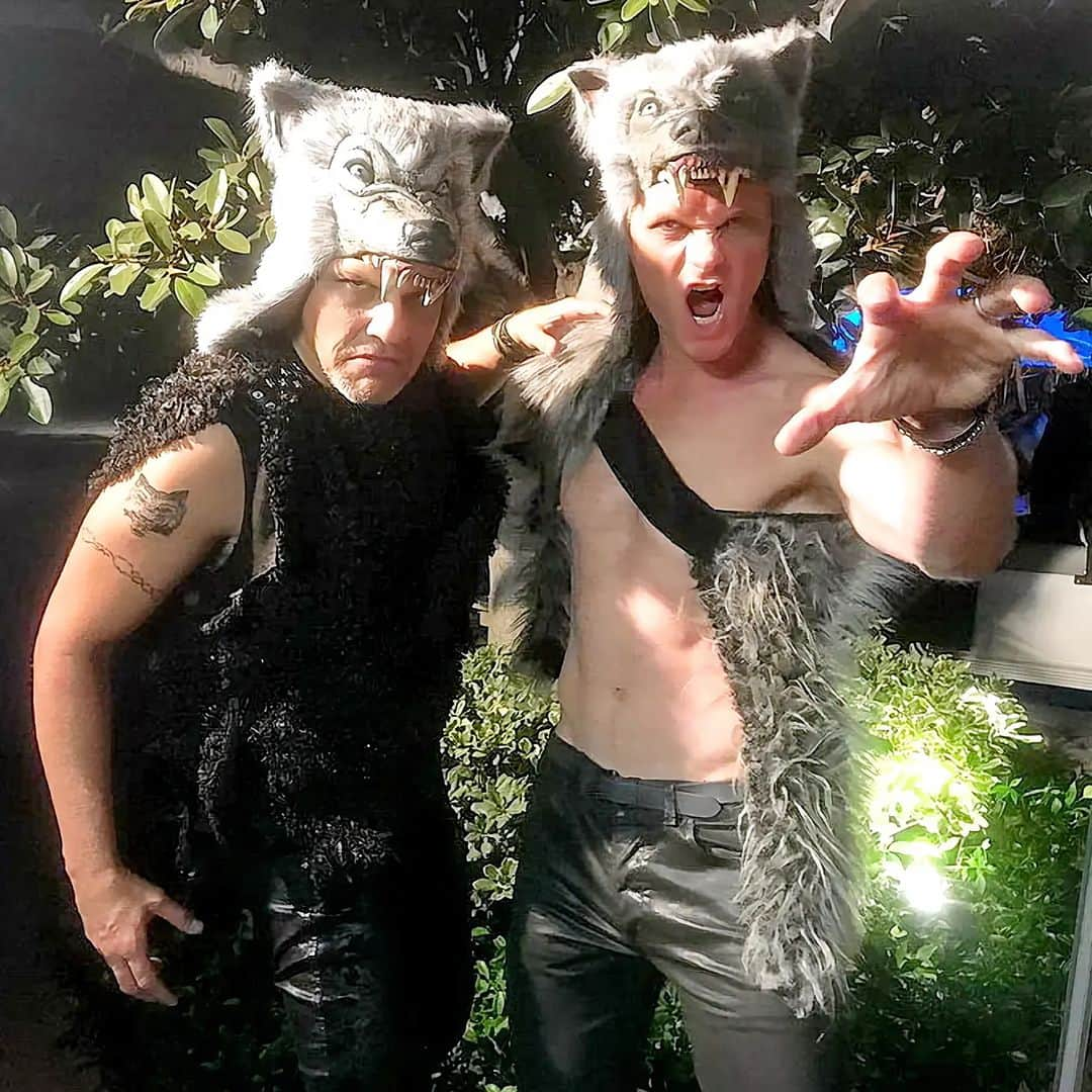 ニール・パトリック・ハリスのインスタグラム：「Four more days until Halloween! 🖤🧡🎃 #neilpatrickharris #davidburtka #nph #db #tagsforlikes #actors #lovethem #handsome #chef #throwbackthursday #tbt #halloween #costumes #couple #husbands @nph @dbelicious 🧡🖤🧡🖤🧡」