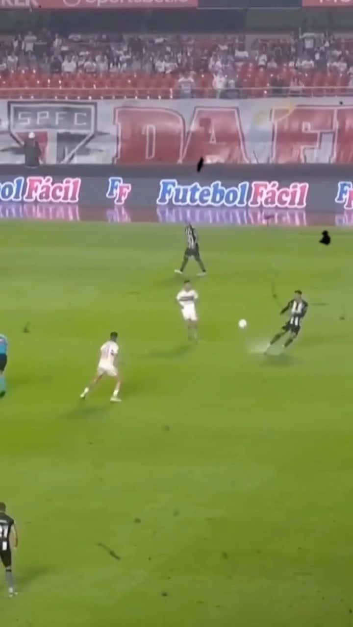 ダニーロ・バルボサのインスタグラム：「Olhe pra cima, que é de lá que vem sua força. Com fé em Deus tudo dará certo.  @botafogo🔥 ⚽️ 🙌🏾  #fé」