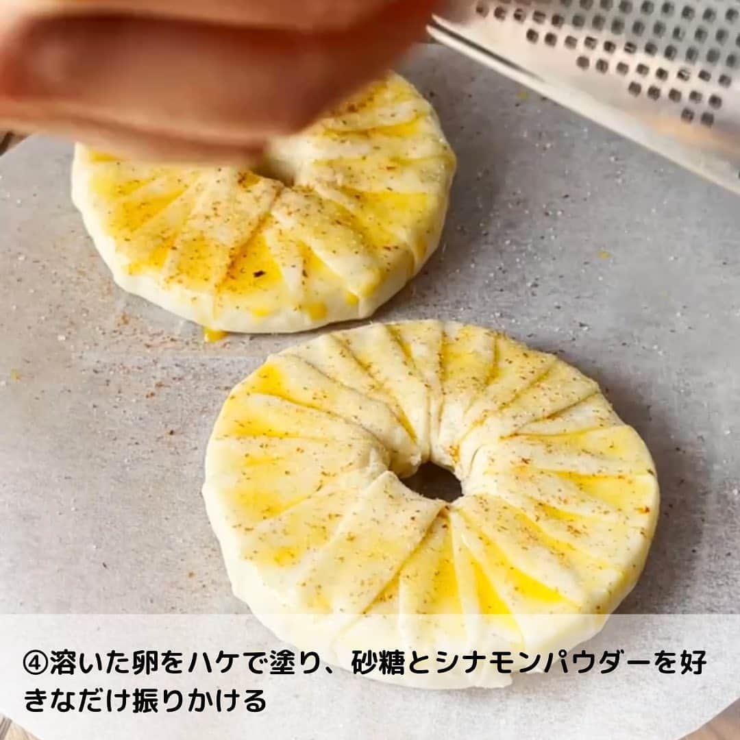 ひろこぱんさんのインスタグラム写真 - (ひろこぱんInstagram)「【巻くだけアップルパイ】  楽ちんアップルパイ✨ 市販のシートでささっと焼きましたー🍎✨ え！これで良かったんだー🤩驚きましたー  めちゃ楽ちんで美味しい！ 好みでシュガー、シナモンたっぷりでどうぞ〜  【材料】 りんご  １個 冷凍パイシート  200g程度 卵  適量 砂糖  適量 シナモンパウダー  適量  【作り方】 ①りんごの芯を抜いて皮を剥き、5mmにスライスする（スライスしてからクッキー型などで芯を抜いてもよい） ②冷凍パイシートを10分程常温に置いてから、生地を伸ばし、1cm幅に切る ③パイシートをりんごに巻き付ける ④溶いた卵をハケで塗り、砂糖とシナモンパウダーを好きなだけ振りかける ⑤ウォックをガス火の中火で余熱しておき、④をのせて弱火で20分程度焼く（2個焼く場合の目安です。途中で焼き加減を確認してください）  ※上記の焼き方（ウォックをガス火で空焚き）は、お鍋の底が歪む可能性があるので、必ずご自身の判断で行ってください。私は専用のウォックを用意しています。  #アップルパイ #手抜きアップルパイ  #手作りアップルパイ  #ひろこぱん #鍋料理 #フライパン料理 #ワンパン料理 #時短料理 #時短レシピ #つくおき #簡単レシピ #時短おかず #ズボラレシピ #料理初心者向けレシピ #つくおきレシピ」10月28日 16時00分 - hirokopan.j