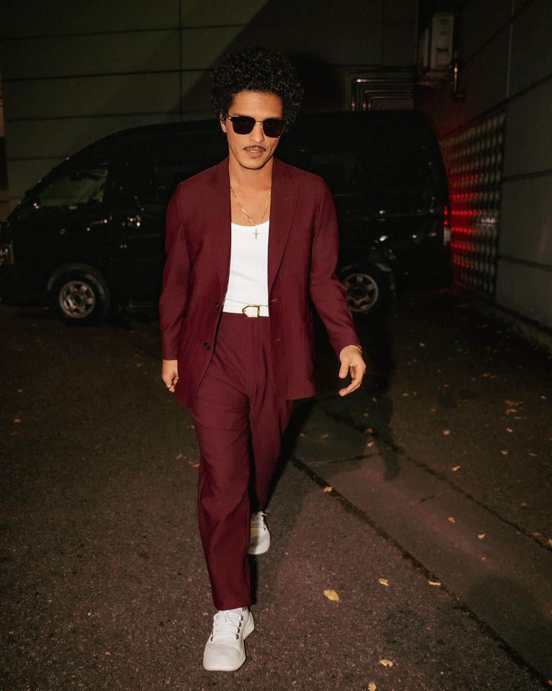 ブルーノ・マーズのインスタグラム：「excuse me… 📸 pardon me… 📸watch out… 📸✌️ jus a lil baby suit moment for these tokyo streeeeeeetssss. 😎」