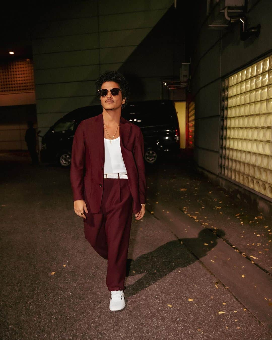 ブルーノ・マーズさんのインスタグラム写真 - (ブルーノ・マーズInstagram)「excuse me… 📸 pardon me… 📸watch out… 📸✌️ jus a lil baby suit moment for these tokyo streeeeeeetssss. 😎」10月28日 16時32分 - brunomars