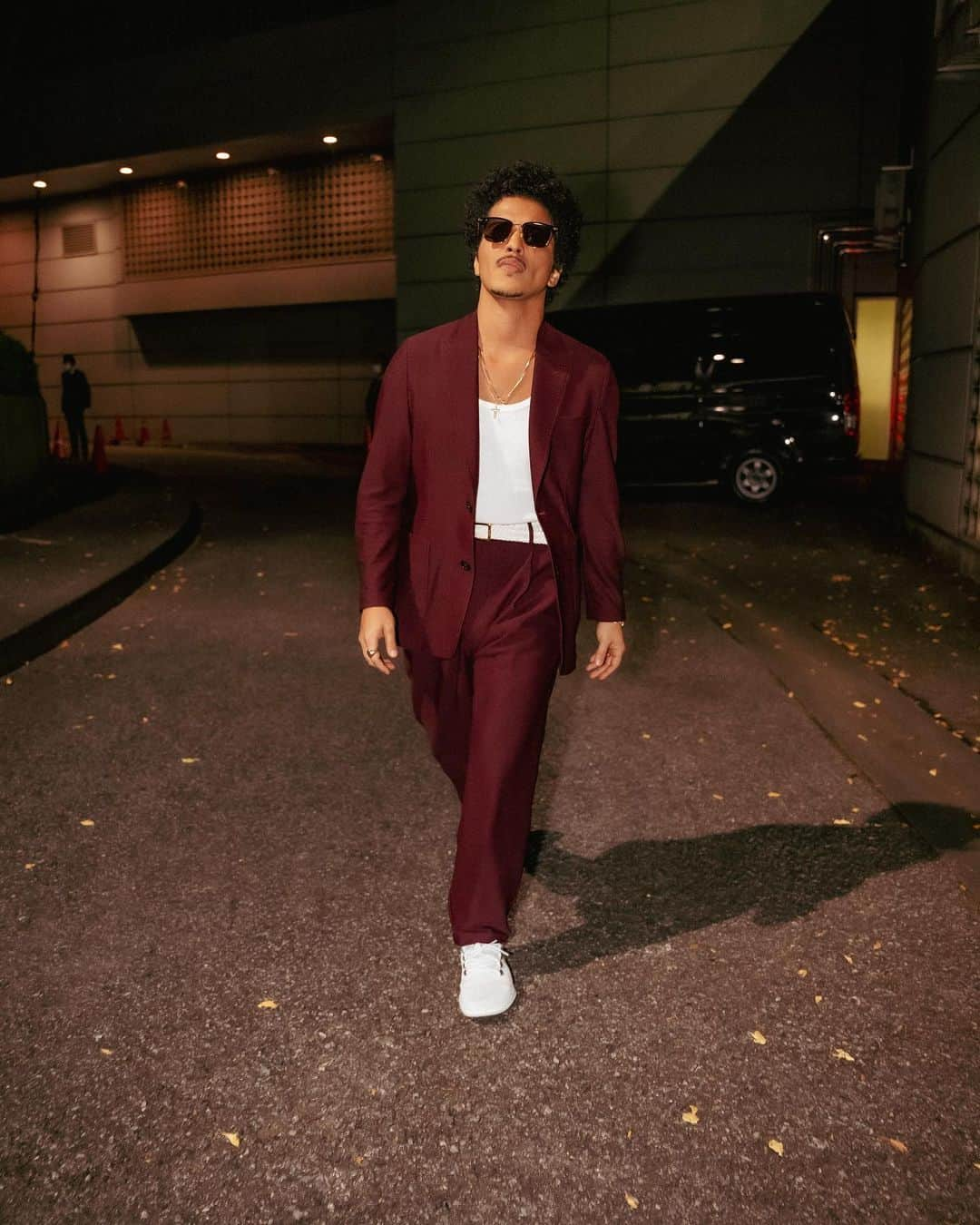 ブルーノ・マーズさんのインスタグラム写真 - (ブルーノ・マーズInstagram)「excuse me… 📸 pardon me… 📸watch out… 📸✌️ jus a lil baby suit moment for these tokyo streeeeeeetssss. 😎」10月28日 16時32分 - brunomars