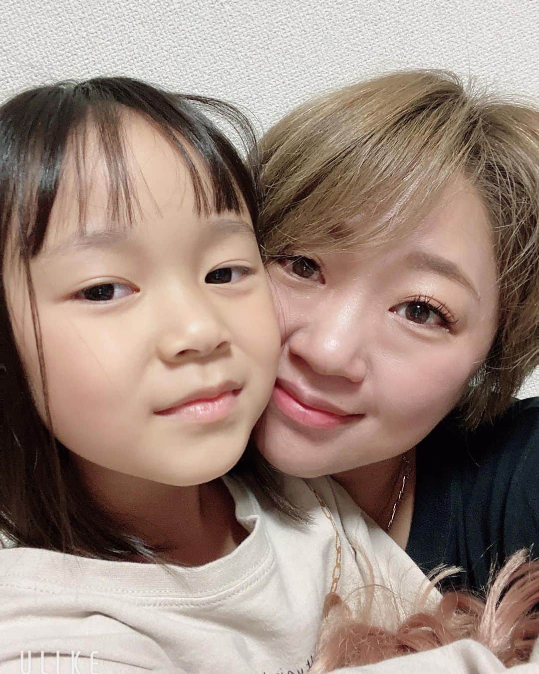のインスタグラム：「おはよーーーう！  もお。。。 朝が寒い〜😭💦 思わず暖房をつけてしまいました。  今日は早めのロケスタートなので 化粧も早めに。  最近さ 左目のアイプチがうまくいかん！ なぜだあああ なんか かなりたるんできてる気がする💦😭  今日も失敗したけど笑 まっいっか。 このままでいいや🤣🤣  さぁ今日も元気に頑張るぞおお(๑•̀ •́)و✧  #おっはよー #ゆづさん #前髪 #パッツン #かわいい #今日もニコニコ #美奈子」