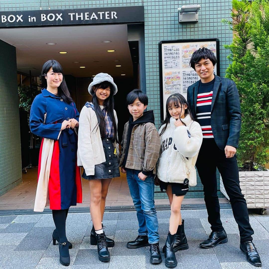 吉田ヒトシのインスタグラム：「おはようございます。 当時年間10本の舞台出演していた吉田ヒトシです。  先日、舞台「ザ・シェフ2」ゲネプロにご招待頂き専属モデルたちと観に行ってきました。 こちらの舞台は、主演に元NEWSの草野博紀さんを迎え、食を通じて繰り広げる人間ドラマ。数々の名場面に感動しました。 早送りできない生の舞台はやっぱり良いですね。 30日までやっています。  舞台　ザ・シェフ2 主演 草野博紀 期間  2022/10/27 (木) ～ 2022/10/30 (日) 劇場	 シアターグリーン BOX in BOX THEATER https://stage.corich.jp/stage/192914」