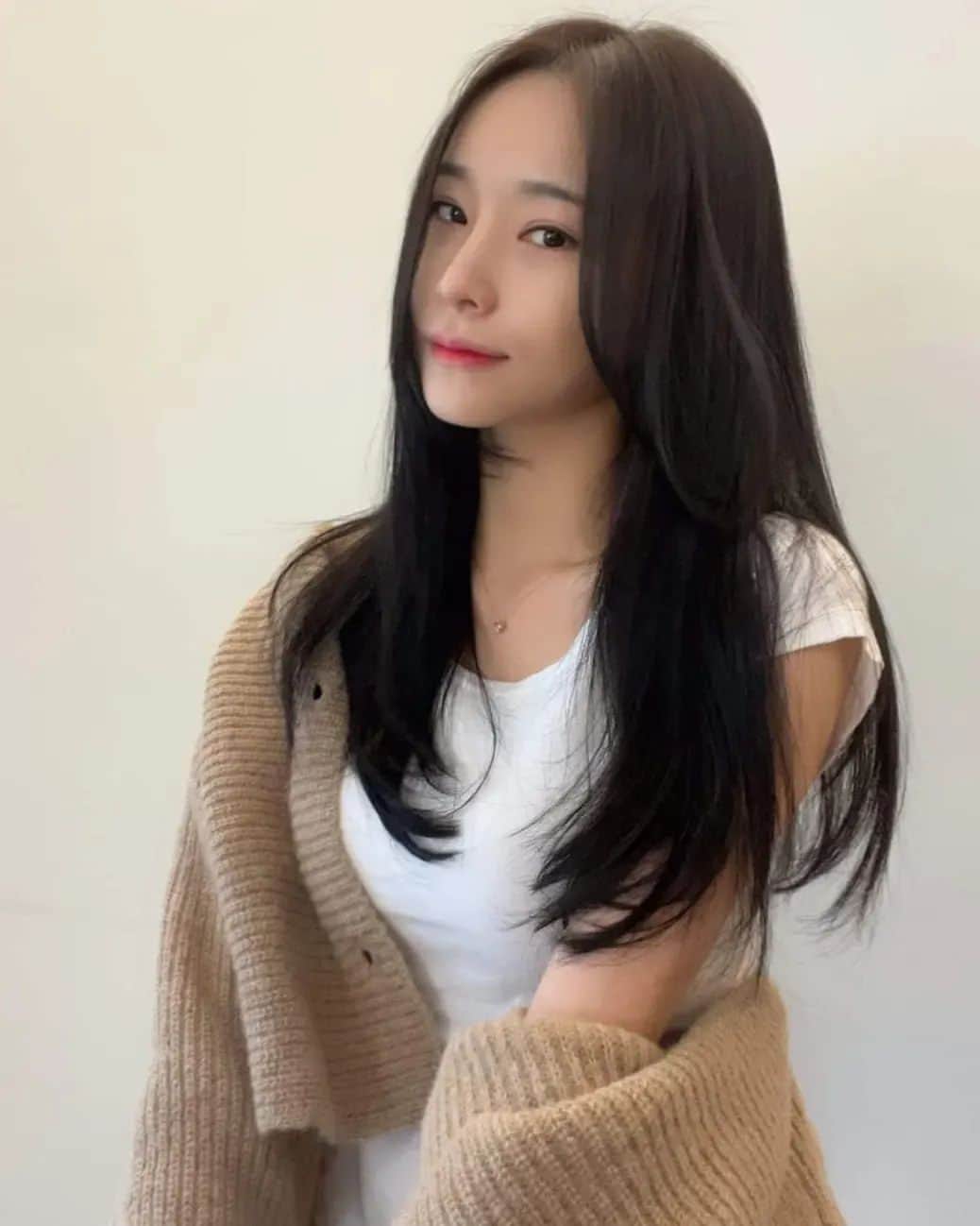 ジナ のインスタグラム：「컬러 하나로 이미지가 정돈 됐어요😊 무겁고 긴 머리카락도 레이어드컷 하구 가을여자 돼부렀어용?🧡  벌써 4년이 넘는 시간동안 제게 어울리는 스탈을 항상 잘 찾아주시는 희원원장님 🥰  @3story_heewon 감사합니당 ❤~~~」