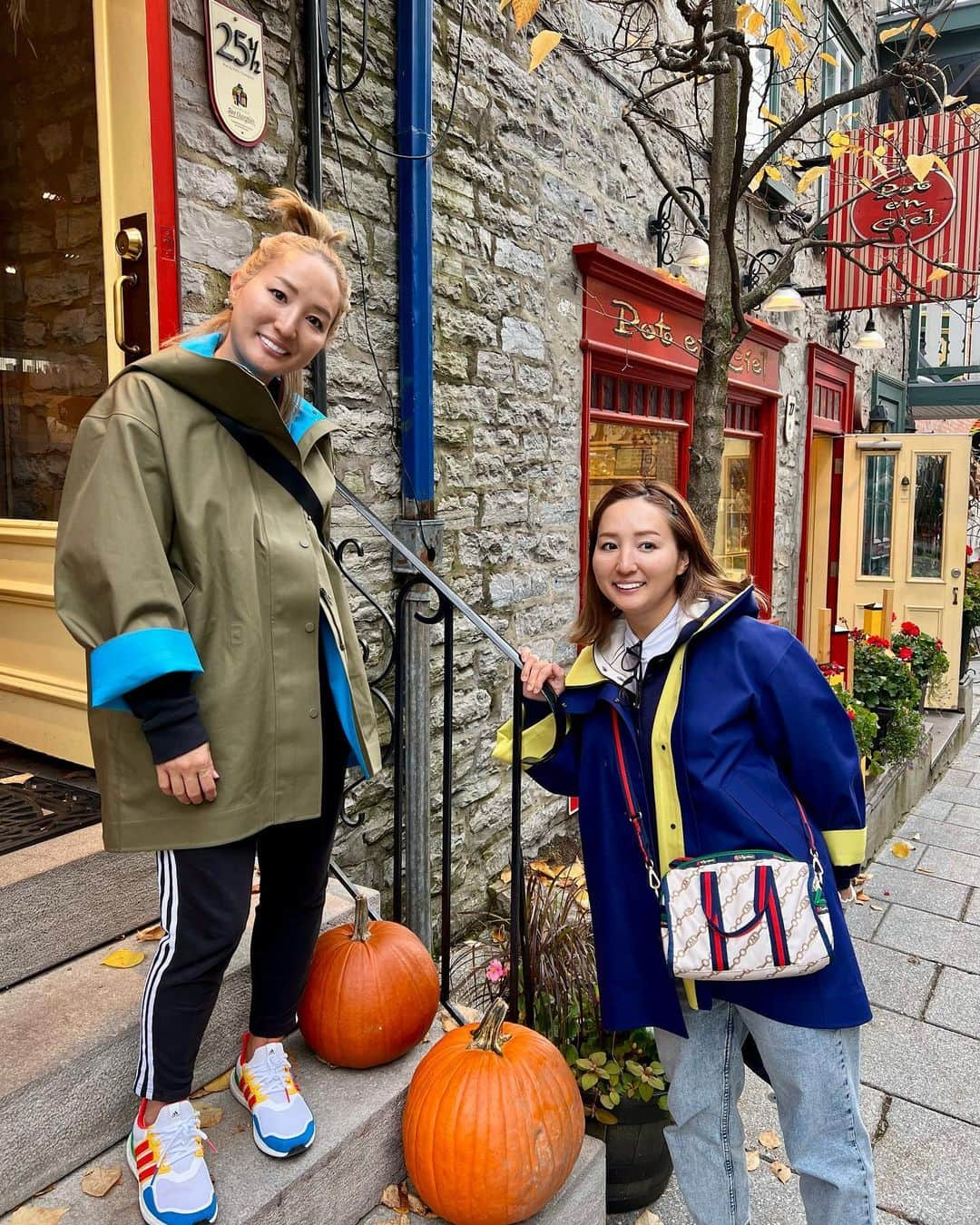 木村真野・紗野のインスタグラム：「🎃ケベック旧市街🇨🇦🍁✨ ちっちゃな市街、かわいい🇨🇦😍✨. #Canada #Quebec #ケベック　#ケベック旧市街　#可愛い街並み　#秋　#Autumn #映えスポット　#アディダス　#adidas #ultraboost #ウルトラブースト　#いつもいっしょ　#カナダは２回目　#secondtime #思い出　#一緒に世界を回ろう」