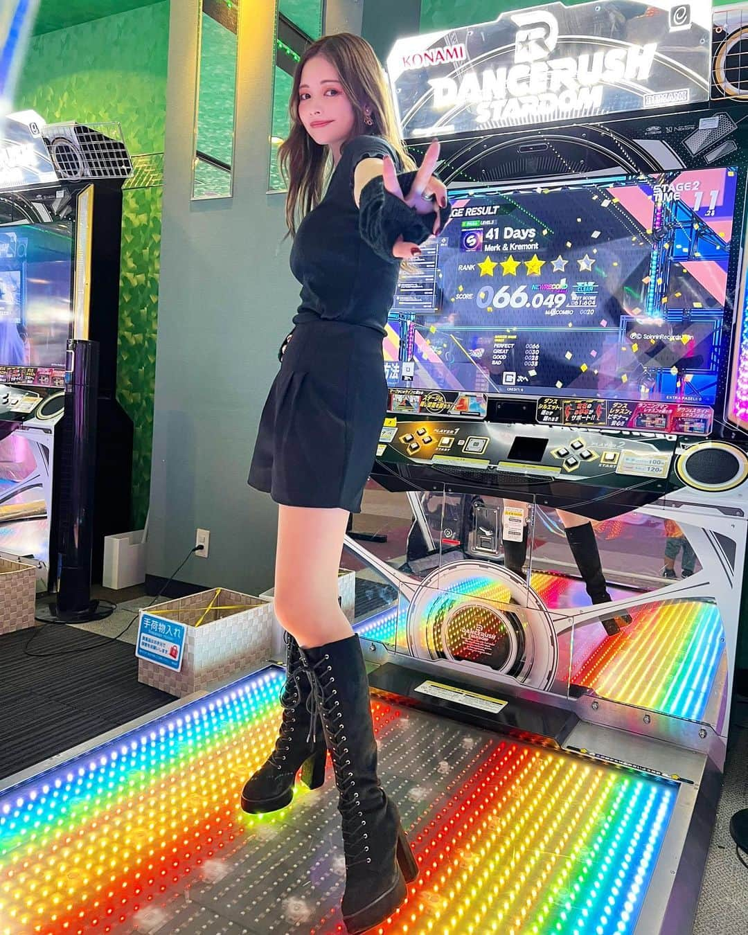 得あゆさんのインスタグラム写真 - (得あゆInstagram)「ダンスのゲーム楽しい☺️子供に逃げられてるけど。 痩せそう。また行きたい✌🏻🔥  本当はダンレボやりたかったんだけど いまだに大人気なのか、 ダンレボのプロみたいな人達が沢山いて ガチ勢すぎて入り込めなかった。爆  ・ ・ ・ ・ ・ ・ ・ ・ ・ ・ ・ ・ ・ ・ ・ ・ ・ ・ ・ ・ ・ ・ ・ ・ ・ ・ ・ #ダンレボ#ダンスダンスレボリューション#dancedancerevolution#ゲーセン#gamecenter#大阪#梅田ゲーセン#梅田#ゲーム#踊る#ダンスゲーム#ロングブーツ#ブラックコーデ#黒コーデ#boots#トイレ#子育てママ#男の子ママ#アラサー女子#秋服#秋コーデ#ゲーム女子#ダンス動画#子育てママと繋がりたい#子育てあるある#ママコーデ#ママライフ#ママファッション#ママカメラ#ブックトート」10月28日 10時36分 - tokuayu819