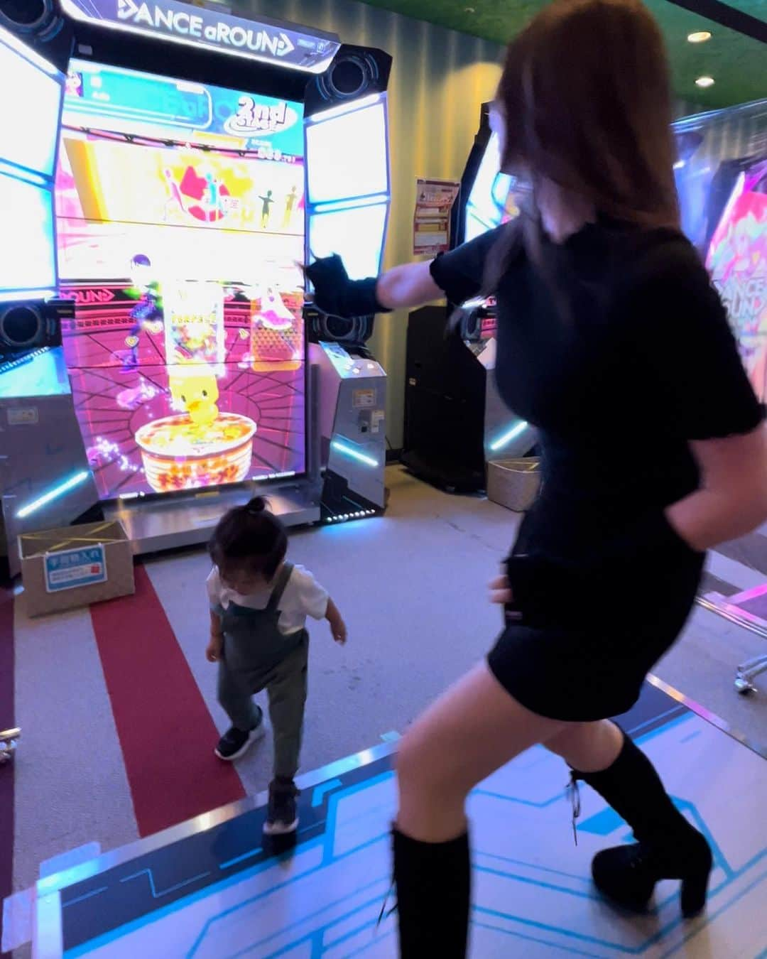 得あゆさんのインスタグラム写真 - (得あゆInstagram)「ダンスのゲーム楽しい☺️子供に逃げられてるけど。 痩せそう。また行きたい✌🏻🔥  本当はダンレボやりたかったんだけど いまだに大人気なのか、 ダンレボのプロみたいな人達が沢山いて ガチ勢すぎて入り込めなかった。爆  ・ ・ ・ ・ ・ ・ ・ ・ ・ ・ ・ ・ ・ ・ ・ ・ ・ ・ ・ ・ ・ ・ ・ ・ ・ ・ ・ #ダンレボ#ダンスダンスレボリューション#dancedancerevolution#ゲーセン#gamecenter#大阪#梅田ゲーセン#梅田#ゲーム#踊る#ダンスゲーム#ロングブーツ#ブラックコーデ#黒コーデ#boots#トイレ#子育てママ#男の子ママ#アラサー女子#秋服#秋コーデ#ゲーム女子#ダンス動画#子育てママと繋がりたい#子育てあるある#ママコーデ#ママライフ#ママファッション#ママカメラ#ブックトート」10月28日 10時36分 - tokuayu819