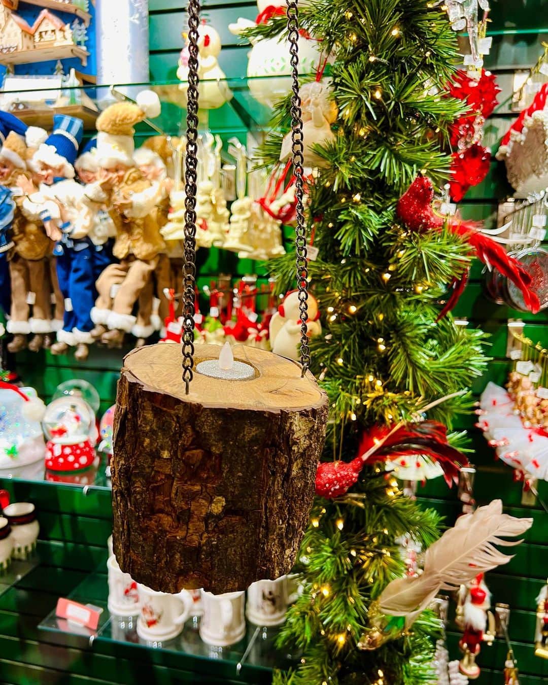 木村真野・紗野のインスタグラム：「🇨🇦QuebecのChristmas shop🎄🎅🏻.  🇨🇦La Boutique de Noël de Québec🎄  とっても素敵なお店🥹💓. お店の中にあったよ🥹🕯✨✨. #トッケビ　#クリスマスショップ　#LaBoutiquedeNoëldeQuébec #LaBoutiquedeNoël」