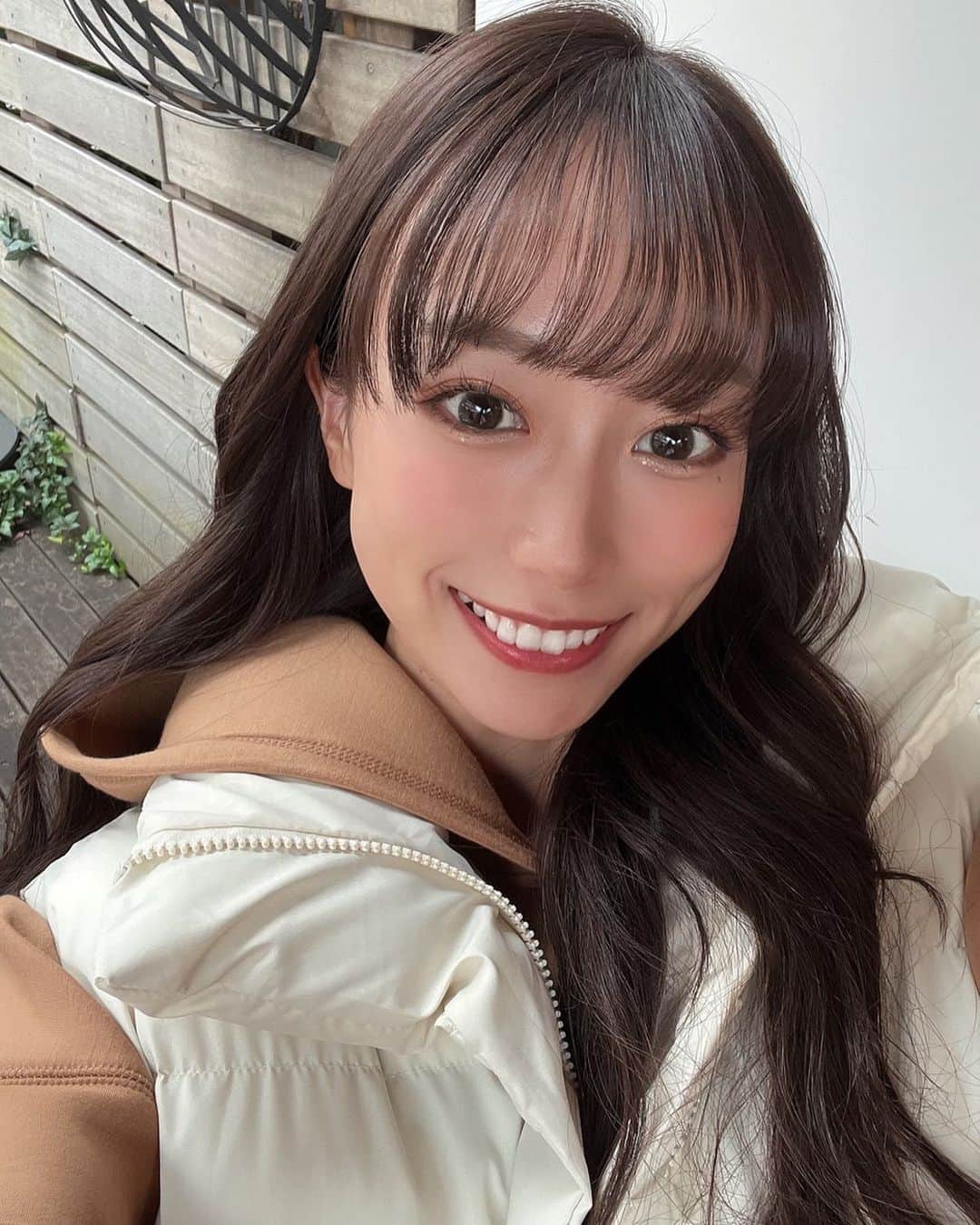 岡島彩花のインスタグラム：「・  この前韓国で買ったコスメでメイクした☺️💄  リップの色味がお気に入り🫶🏻  #韓国コスメ #韓国ファッション」