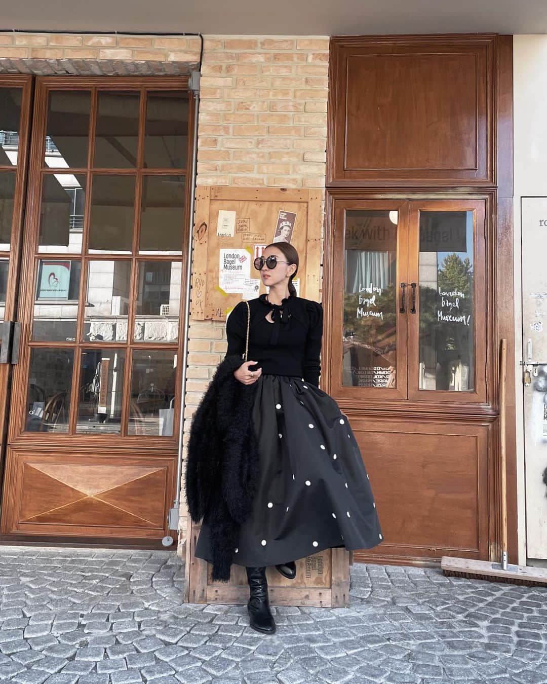 のインスタグラム：「昨夜も沢山のお問い合わせを頂戴しありがとうございます✔︎  こちらのSETがやっぱり人気でした！ スカートもニットもデザインはもちろんですがお手元に届いた方は是非素材感にも注目してください🖤  #HIAND#ハイアンド#chanel#シャネル#モノトーンコーデ#ブーツコーデ#シャネル#カジュアルコーデ#cocohandle#スカートコーデ#ボブヘアー#ボブ#女の子ママ#小学生女子#小学生ママ#アウラジュエリー#チョーカー #ママコーデ #hnhiand」