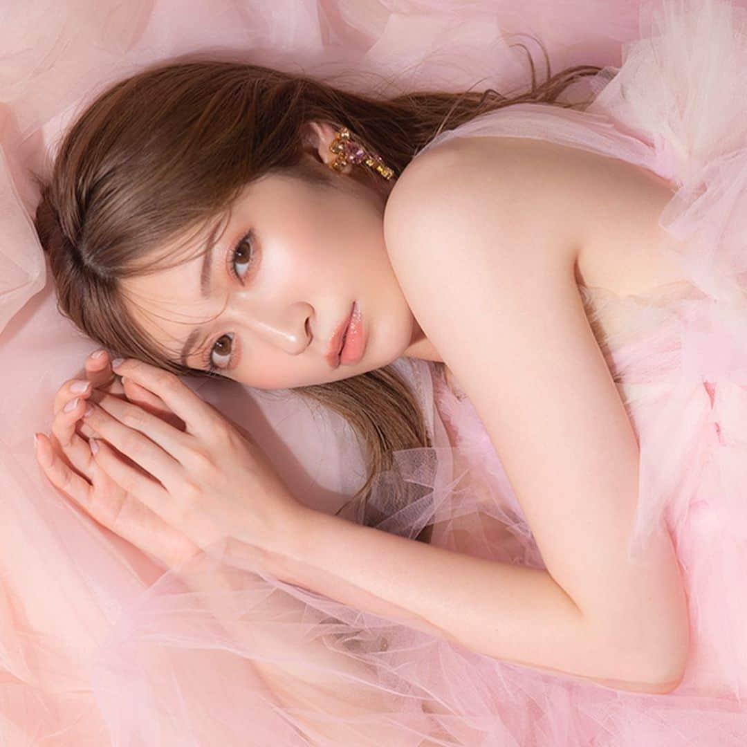 のインスタグラム：「@melotte_official  ビジュアルイメージ📸  @_yoshida_akari  @yuzuko_makeup  @aya_yagishita   #吉田朱里#あかりん#melotte #カラコン  #photo #photography#ポートレート」