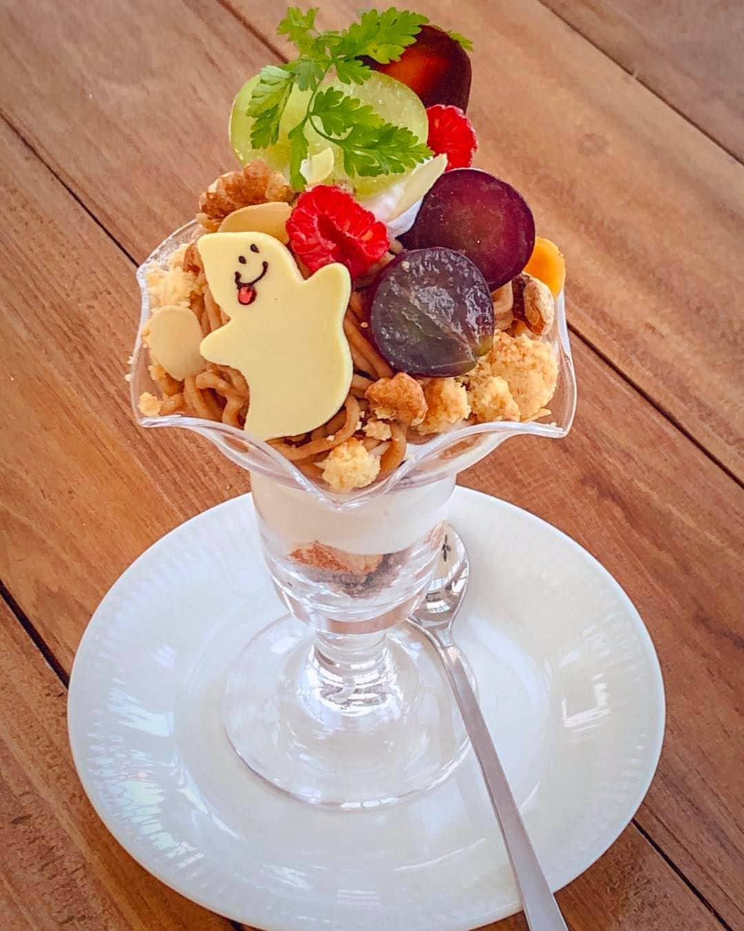 ケーキ&カフェ 海風堂さんのインスタグラム写真 - (ケーキ&カフェ 海風堂Instagram)「☕️カフェからのお知らせ 10月29日、30日、31日限定🎃  ✴︎おばけのよくばりパフェ✴︎ マロンティラミスとフレッシュクリーム、モンブランクリームで仕上げしました。カフェのハロウィン3日間だけの限定パフェです✨  #ハロウィン #ハロウィンスイーツ #マロンティラミス #パフェ #モンブランクリーム #ハロウィン限定 #カフェ #カフェスイーツ #市川 #南大野 #海風堂」10月28日 12時30分 - mistral_kaifudo