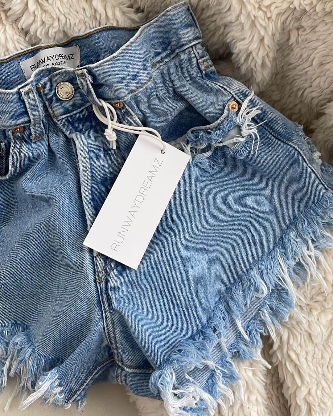 のインスタグラム：「The girls that get it, get it 🙌🏼🤍 . . . . . #runwaydreamz #vintagefashion #love #obsessed #streetstyle #jeans #girl #goals #sustainablefashion #shorts #lifestyle #tan #custom #denim #sexy #girlssupportgirls #girlpower #vintage #reconstructed #iconic #vintagefashion #beach #essentials #shortshorts #streetfashion #grunge #tiedye #denim #beachwear #summervibes」