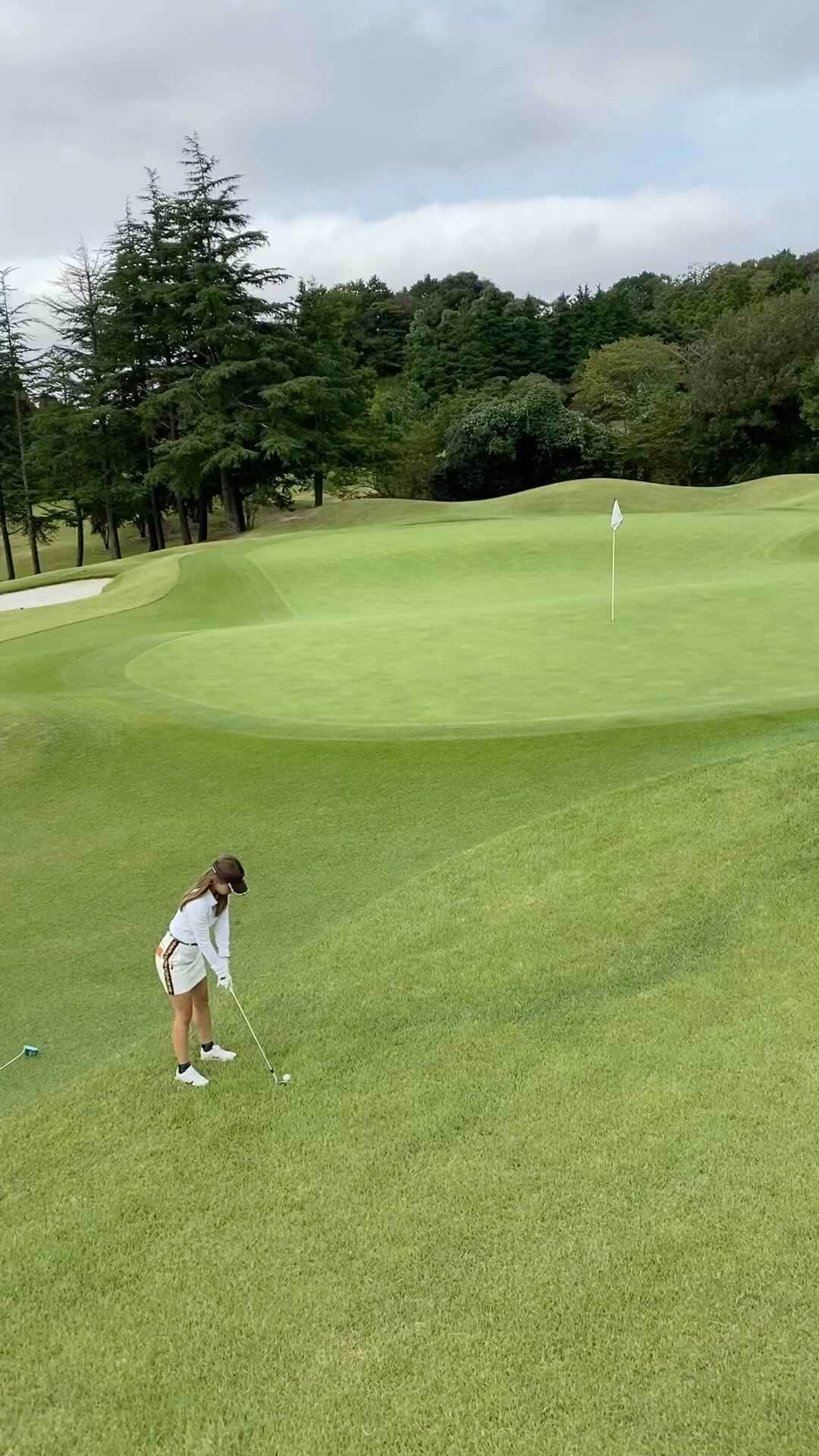 はるまのインスタグラム：「アプローチショット⛳️上手く手前から転がってくれました🥳#ゴルフ #ゴルフ女子 #ゴルフスイング #ゴルフ練習 #ゴルフスイング動画 #golf #golfswing #アプローチショット #アプローチ」