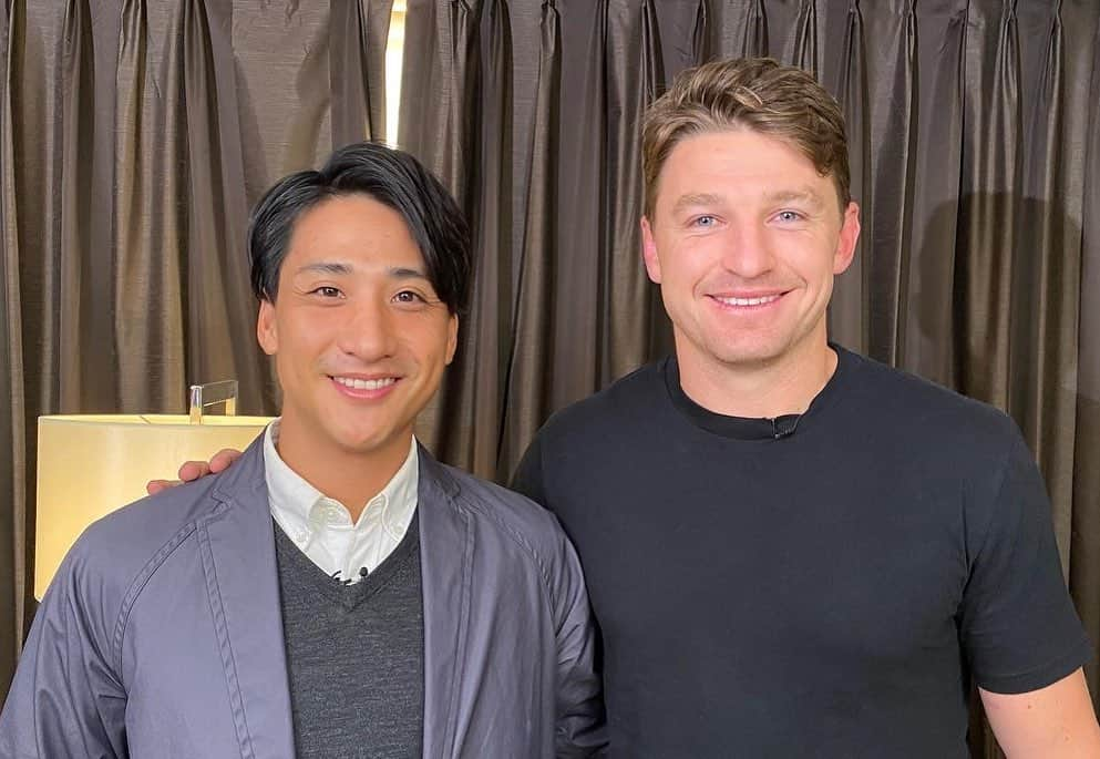 山本紘之さんのインスタグラム写真 - (山本紘之Instagram)「. 先月、ラグビー取材でニュージーランド・オークランドへ行ってきました。  ラグビー王国の、聖地イーデンパークが作り出す雰囲気に圧倒され、「ハカ」を間近で見て興奮。もはやあれはパワースポットです。※個人の見解です  オールブラックスのスター達にも、少しですが話を聞きました。皆さん紳士でかっこよくて、オールブラックスの選手達が国中から憧れる存在となる意味がわかりました。  明らかにラグビーとは関係ない写真がありますが、192mの高さからダイブしたことも…良い思い出です！（仕事です。ONEラグビー観てくださった方はわかってくれるはず…明らかに上手く笑えてない…）  さぁいよいよ明日、日本代表・ブレイブブロッサムズがニュージーランド代表・オールブラックスと戦います。 強敵である事は間違いありませんが、何が起こるかわからないのがスポーツ！ 勝利を信じてお届けします。  リポビタンDチャレンジカップ2022 日本×ニュージーランド 明日午後2:30  日本テレビ系&Hulu で放送します！  #ラグビー #ニュージーランド代表 #オールブラックス #オークランド #イーデンパーク #ハカ #ボーデンバレット  #アーロンスミス #ブロディレタリック #サムホワイトロック #スカイタワー #ラグビー日本代表  #ブレイブブロッサムズ #日本vsニュージーランド #絶対見てくれよな」10月28日 12時47分 - yamamoto_hiroyuki.ntv