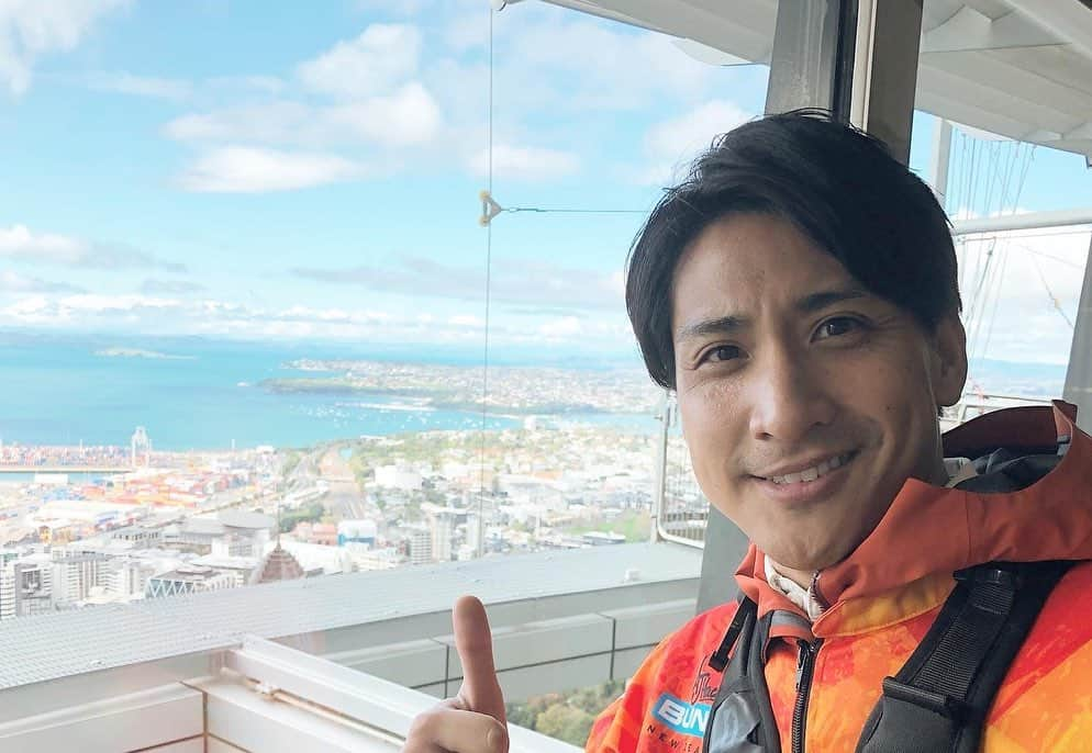 山本紘之さんのインスタグラム写真 - (山本紘之Instagram)「. 先月、ラグビー取材でニュージーランド・オークランドへ行ってきました。  ラグビー王国の、聖地イーデンパークが作り出す雰囲気に圧倒され、「ハカ」を間近で見て興奮。もはやあれはパワースポットです。※個人の見解です  オールブラックスのスター達にも、少しですが話を聞きました。皆さん紳士でかっこよくて、オールブラックスの選手達が国中から憧れる存在となる意味がわかりました。  明らかにラグビーとは関係ない写真がありますが、192mの高さからダイブしたことも…良い思い出です！（仕事です。ONEラグビー観てくださった方はわかってくれるはず…明らかに上手く笑えてない…）  さぁいよいよ明日、日本代表・ブレイブブロッサムズがニュージーランド代表・オールブラックスと戦います。 強敵である事は間違いありませんが、何が起こるかわからないのがスポーツ！ 勝利を信じてお届けします。  リポビタンDチャレンジカップ2022 日本×ニュージーランド 明日午後2:30  日本テレビ系&Hulu で放送します！  #ラグビー #ニュージーランド代表 #オールブラックス #オークランド #イーデンパーク #ハカ #ボーデンバレット  #アーロンスミス #ブロディレタリック #サムホワイトロック #スカイタワー #ラグビー日本代表  #ブレイブブロッサムズ #日本vsニュージーランド #絶対見てくれよな」10月28日 12時47分 - yamamoto_hiroyuki.ntv