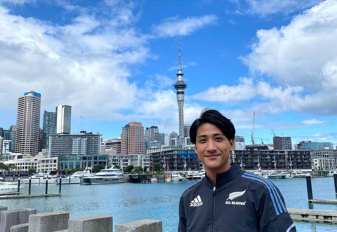 山本紘之さんのインスタグラム写真 - (山本紘之Instagram)「. 先月、ラグビー取材でニュージーランド・オークランドへ行ってきました。  ラグビー王国の、聖地イーデンパークが作り出す雰囲気に圧倒され、「ハカ」を間近で見て興奮。もはやあれはパワースポットです。※個人の見解です  オールブラックスのスター達にも、少しですが話を聞きました。皆さん紳士でかっこよくて、オールブラックスの選手達が国中から憧れる存在となる意味がわかりました。  明らかにラグビーとは関係ない写真がありますが、192mの高さからダイブしたことも…良い思い出です！（仕事です。ONEラグビー観てくださった方はわかってくれるはず…明らかに上手く笑えてない…）  さぁいよいよ明日、日本代表・ブレイブブロッサムズがニュージーランド代表・オールブラックスと戦います。 強敵である事は間違いありませんが、何が起こるかわからないのがスポーツ！ 勝利を信じてお届けします。  リポビタンDチャレンジカップ2022 日本×ニュージーランド 明日午後2:30  日本テレビ系&Hulu で放送します！  #ラグビー #ニュージーランド代表 #オールブラックス #オークランド #イーデンパーク #ハカ #ボーデンバレット  #アーロンスミス #ブロディレタリック #サムホワイトロック #スカイタワー #ラグビー日本代表  #ブレイブブロッサムズ #日本vsニュージーランド #絶対見てくれよな」10月28日 12時47分 - yamamoto_hiroyuki.ntv