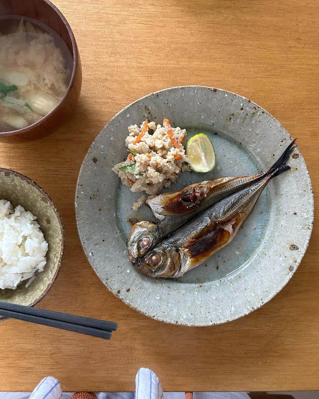 三原勇希のインスタグラム：「"お魚"post 3連投🐟  いつも良いもの教えてくれる、 @rina_kina からギフトして頂いて知った @kakurasuisan.numazunoodashi の干物セット、ふっくらパリッと焼けて美味しい！メヒカリ毎日食べたい。これは「静岡県の魚と塩だけで作るひものセット」✌︎ 友人家にも持って行ったり。  おいしさの理由は ✔️魚と塩だけでつくる本来の干物(無添加) ✔️ワンフローズン加工  リピートしちゃうお取り寄せグルメ(スイーツ以外w)のおすすめ、よかったら教えてください🫶」
