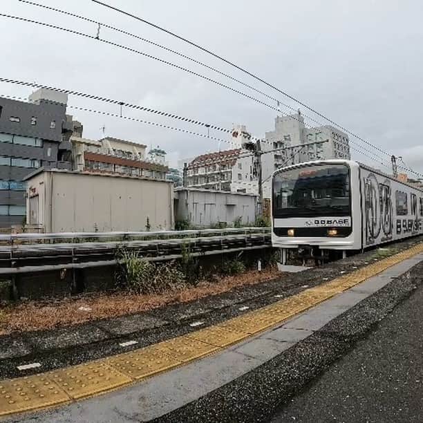 のインスタグラム：「大好評の“吉川正洋・廣田あいかのすみだ 電電車車！” 第３回目は、JR両国駅の３番線ホームから発車している電車“B.B.BASE”をご紹介！  さて、JR両国駅と言えば、駅ピアノということで、ぁぃぁぃさんが駅ピアノの音色に合わせて、“花”を披露します🌸 そして、映像中には、すみだの電車ムービー盛りだくさん！ まさに“すみだ電電車車バージョン”なんです！ https://www.youtube.com/watch?v=-ljYKhRdDE4 (↓プロフィール下『電電車車🚃』からも視聴できます。) @sumida_official  本編もこのチャンネルで近日中に公開予定です！  ぜひ鉄分補給ください🚉」