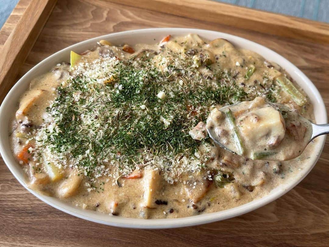 モトキのインスタグラム：「マッシュルームとカブのスープ  🍄キノコが食べたいという勢いだけで作ったもの。肌寒くなってくるとこういうのが美味しく感じるね。」